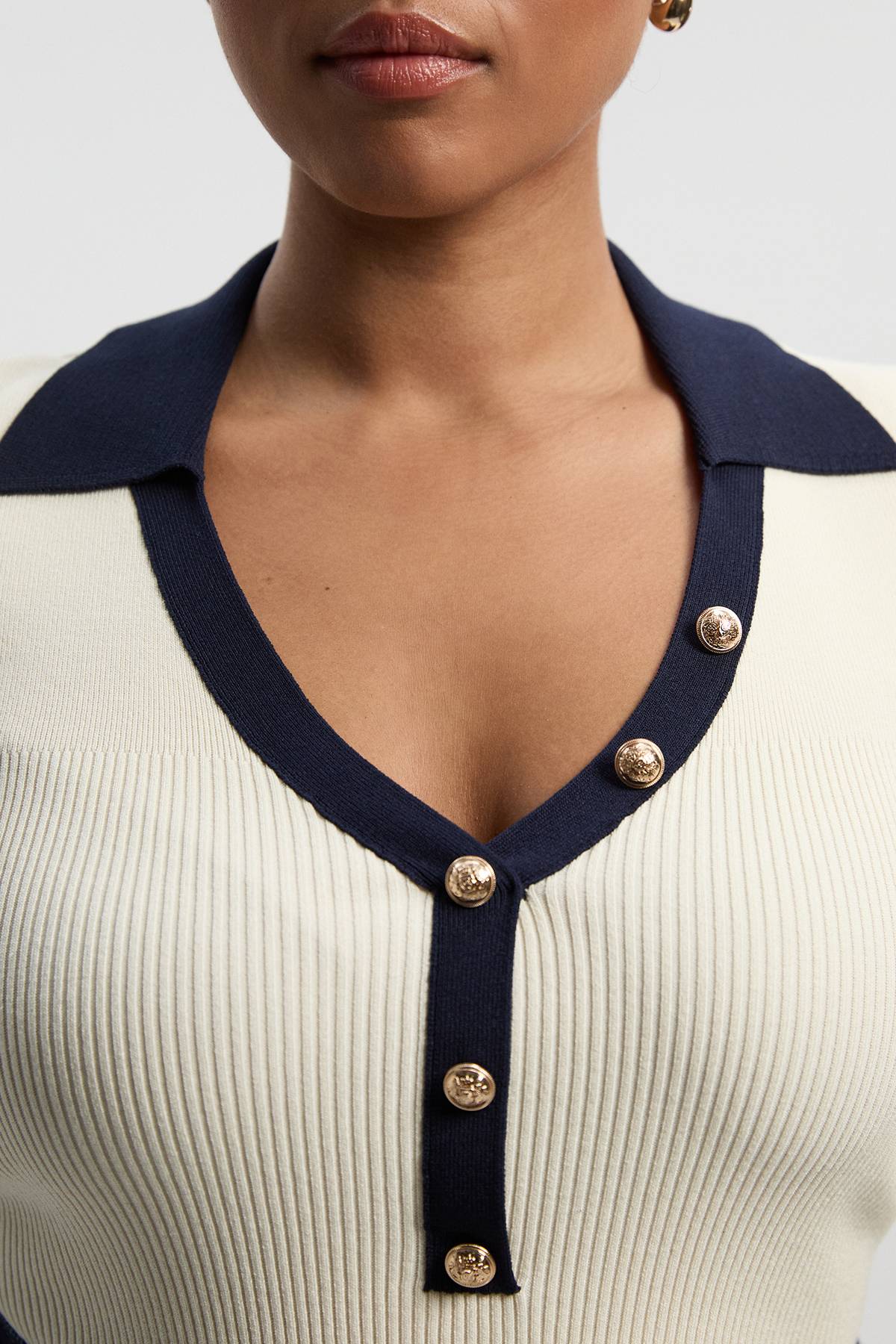 KarenMillen Haut Grande Taille en Maille Côtelée avec Détail d'Ourlet Contrastant et Col