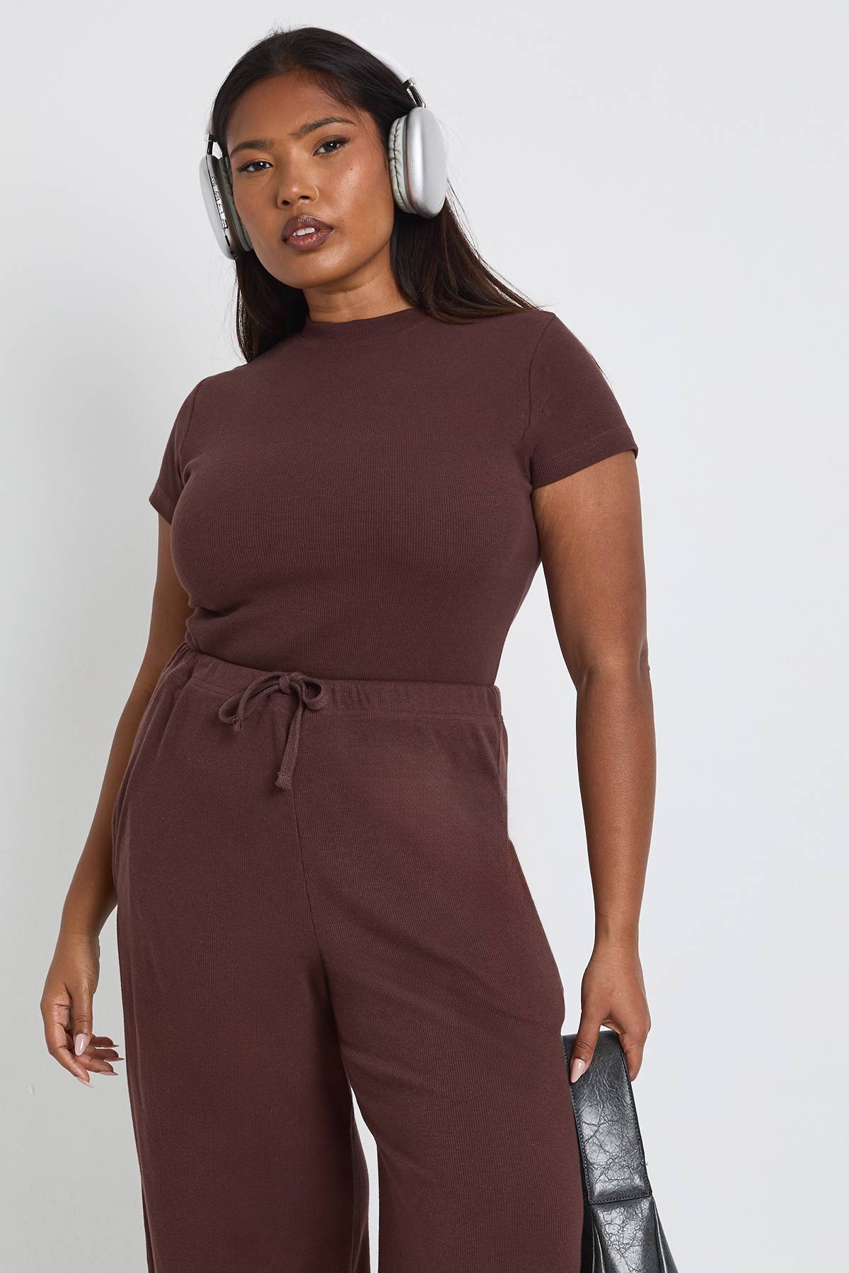 boohoo Haut Ajusté À Manches Courtes Côtelé Grande Taille Basique