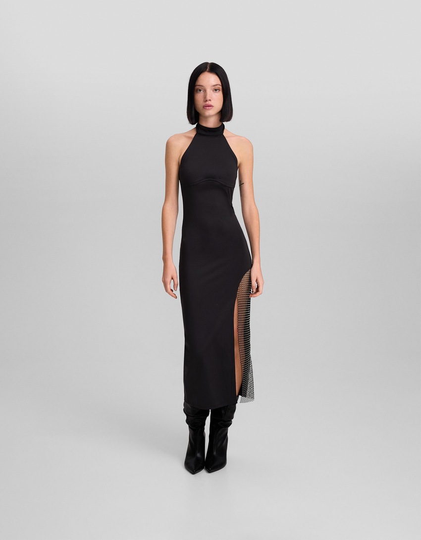 Vestido midi com decote halter e detalhes em strass.
