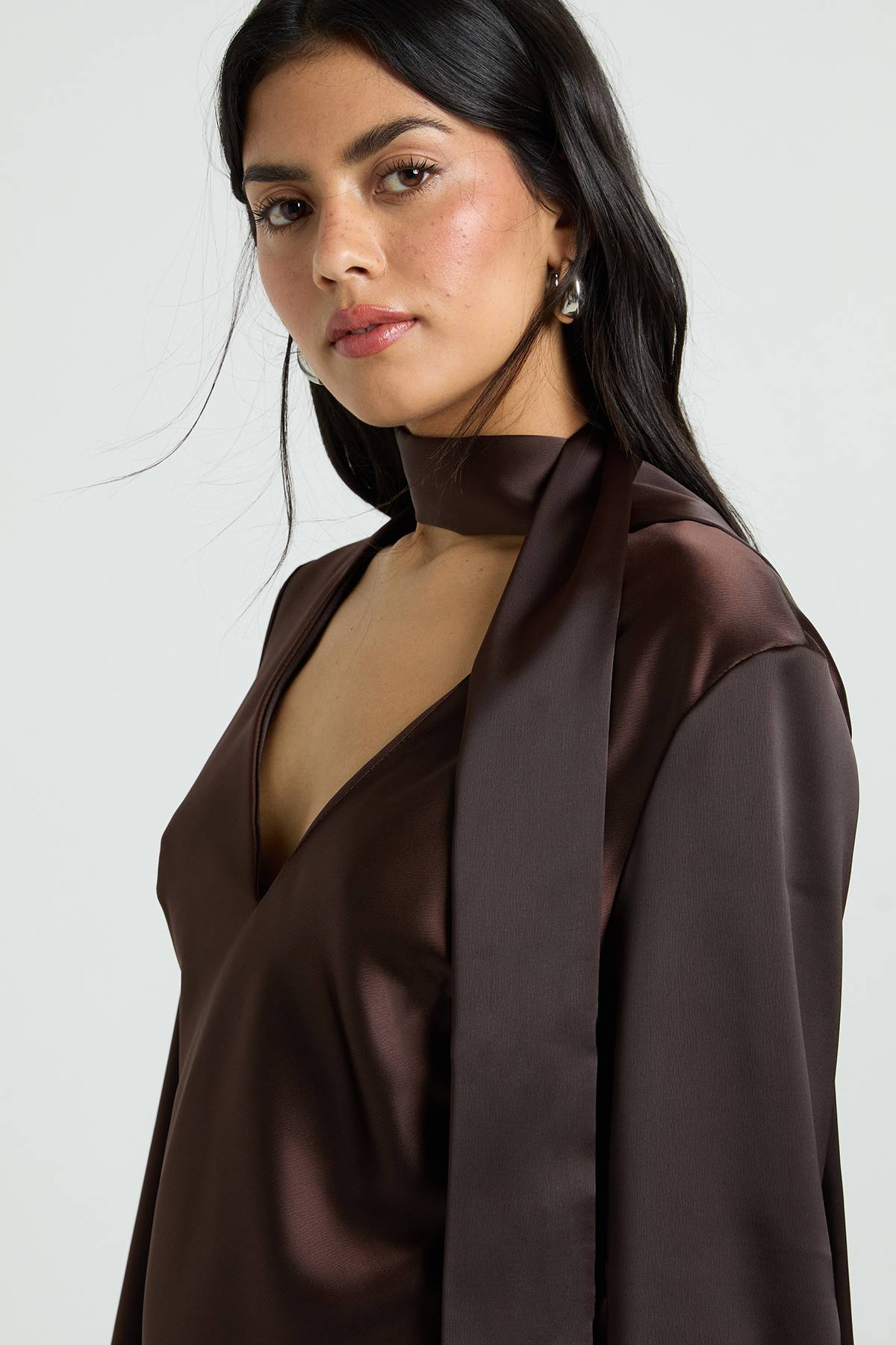 boohoo Robe Droite À Détail Foulard En Satin Texturé