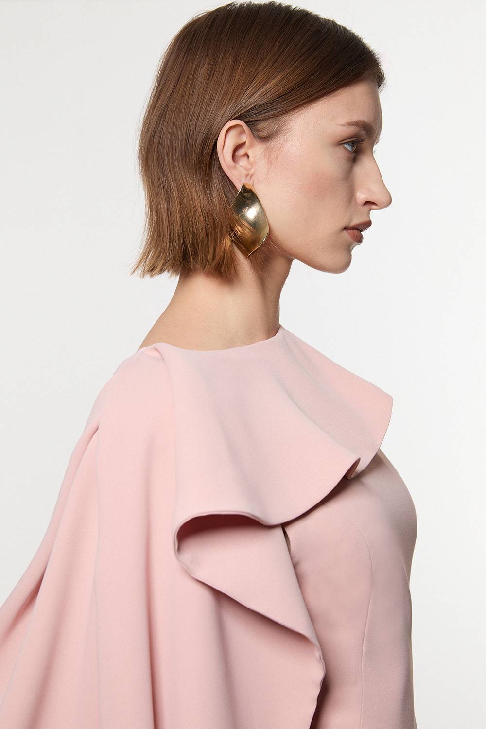 KarenMillen Petite robe maxi à jupe complète, coupe soft tailleur, avec détail de cape en blocs de couleurs