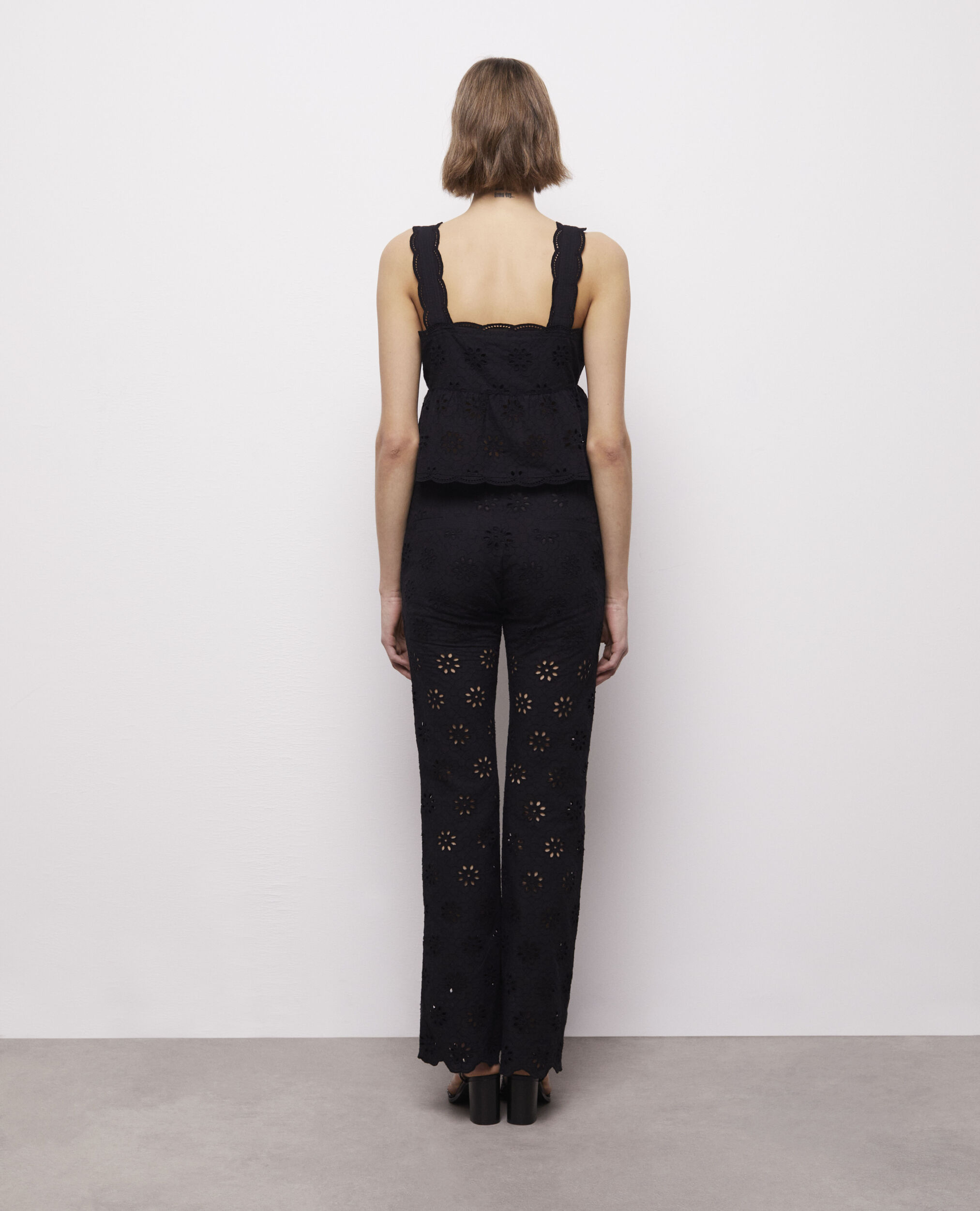 Pantalon noir en broderie Anglaise