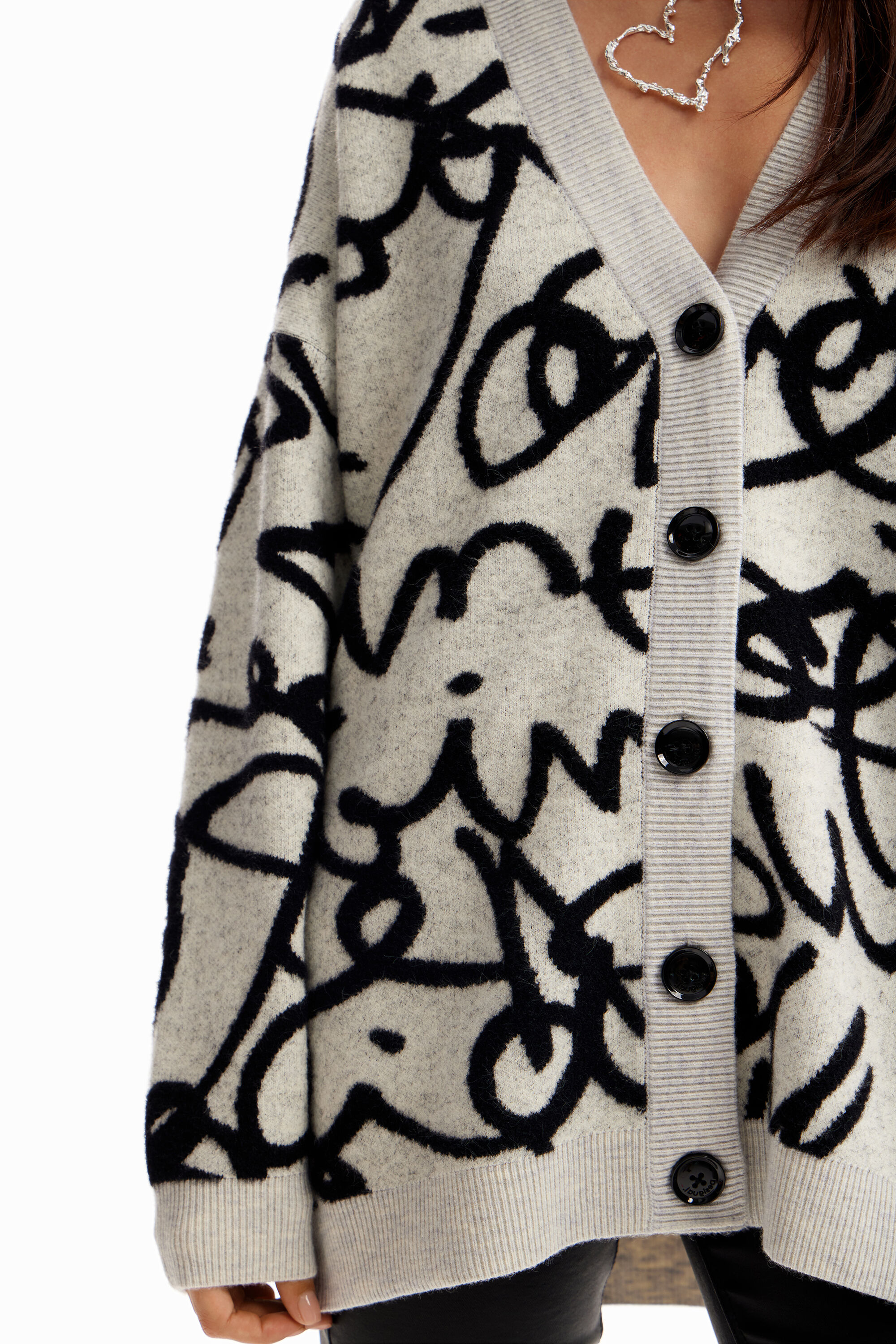 Cardigã oversized com mensagens