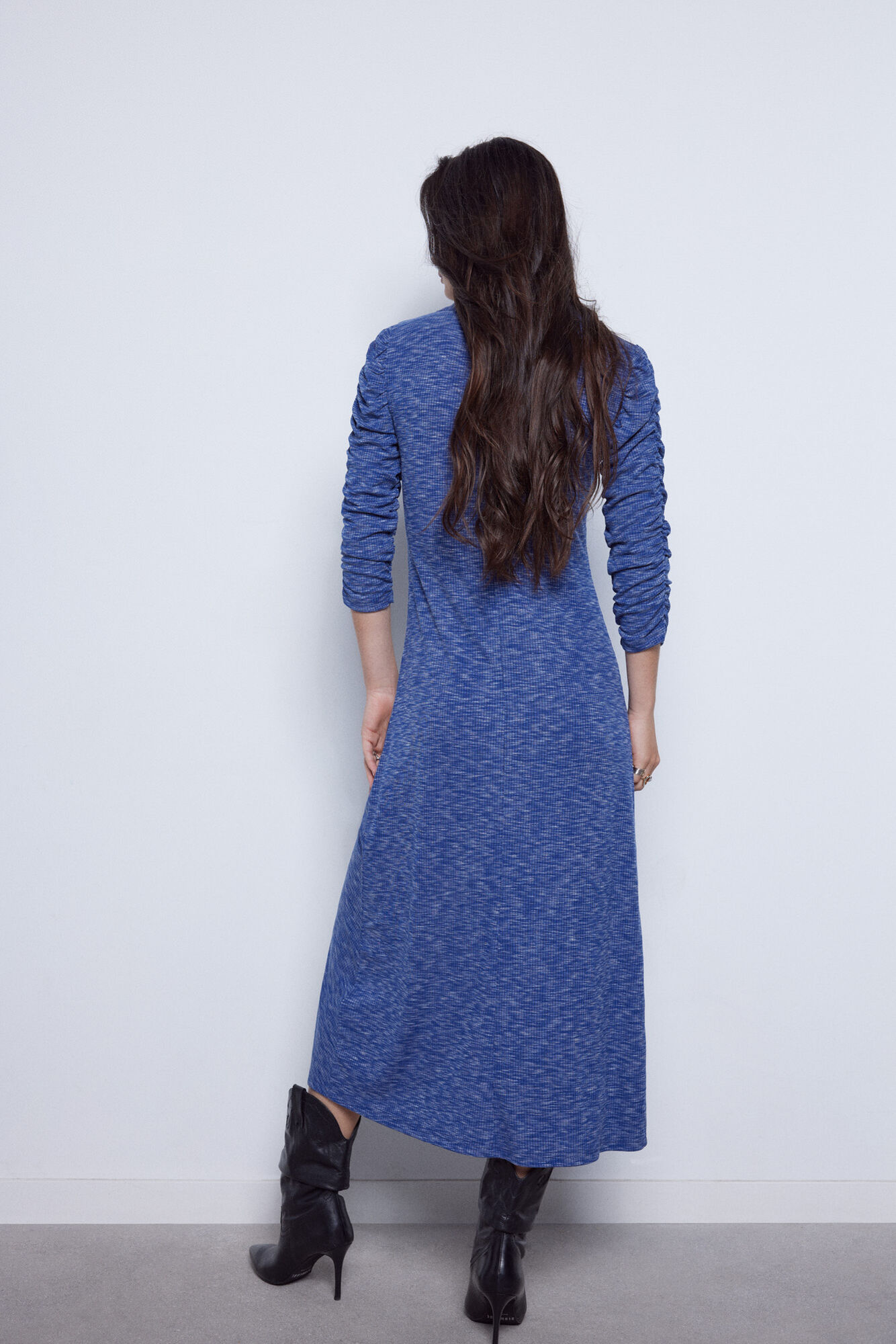 Vestido midi de tricô.
