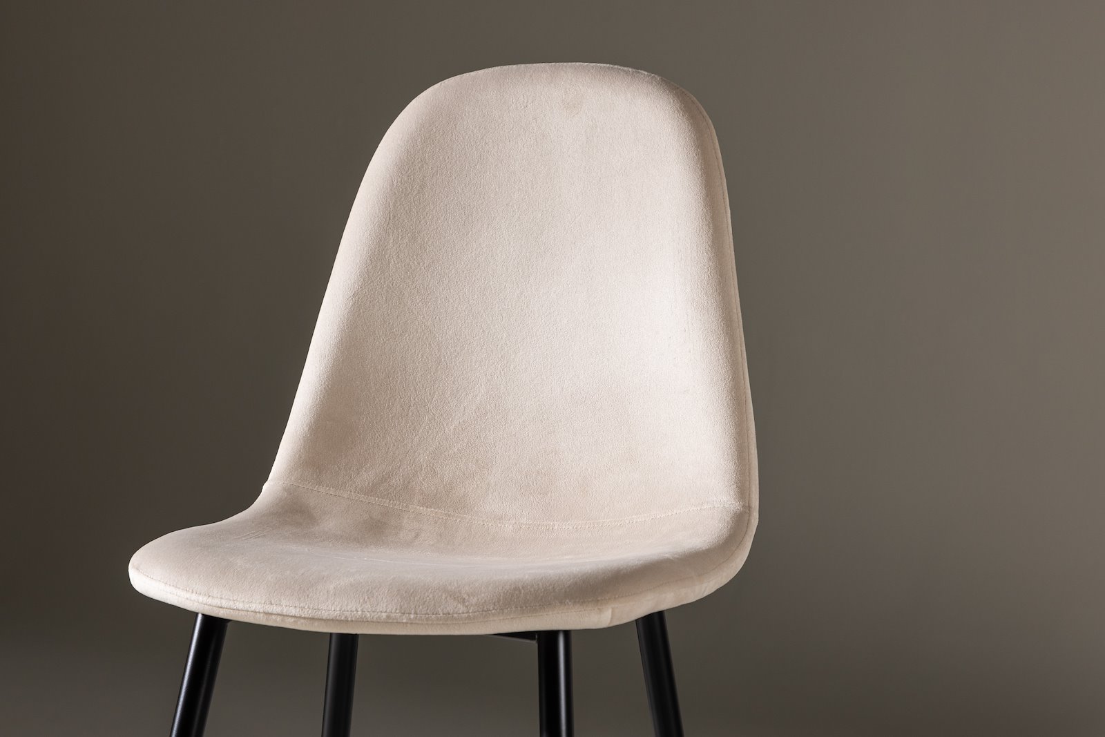 Polar Spisestol. Sett av 2 Sett av 2. Beige fløyelsstoff med sortlakkerte ben.