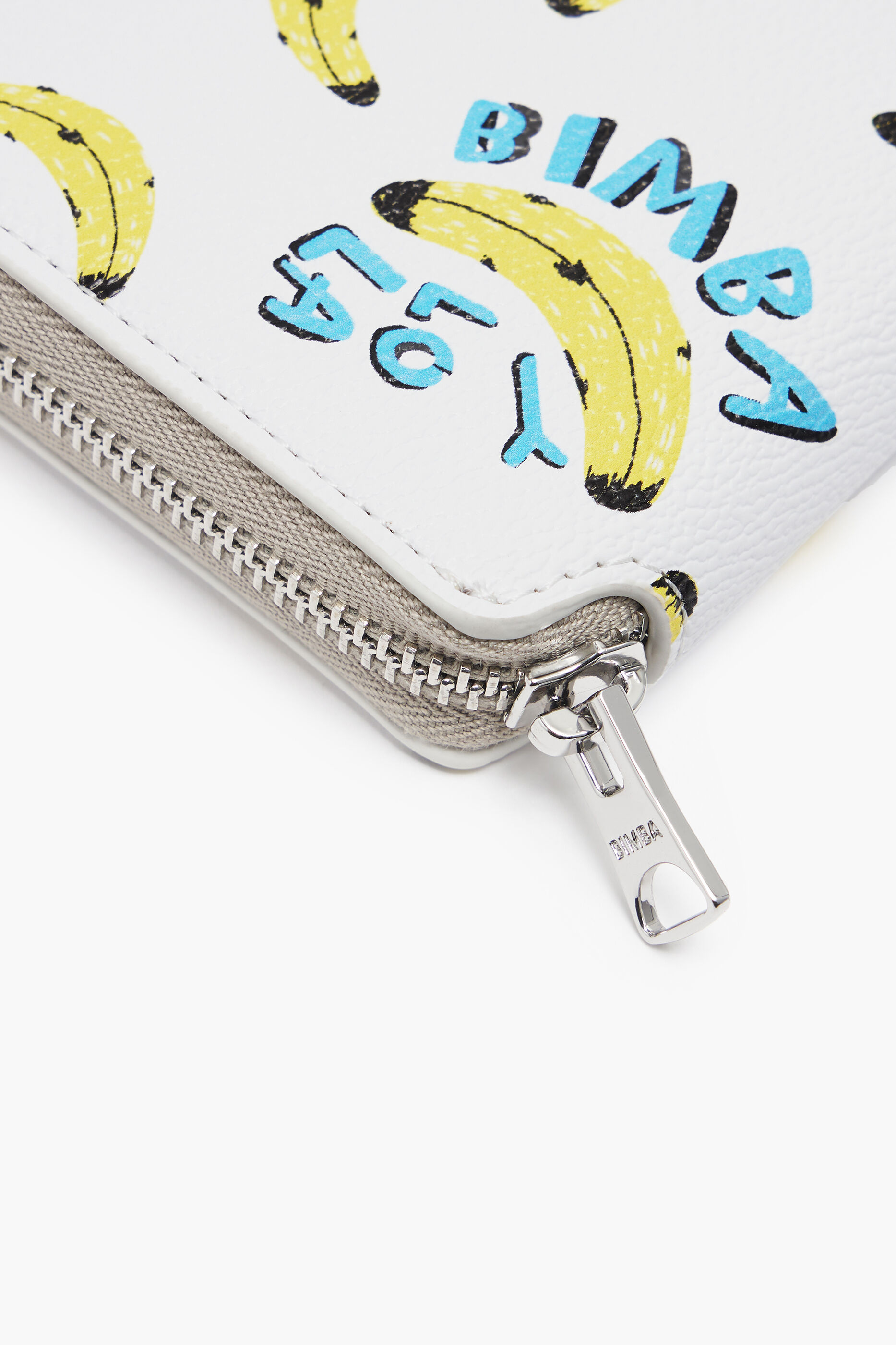 carteira em formato de livro com textura e estampa de banana branca