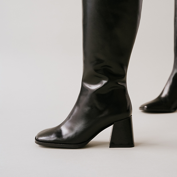 Bottes à bouts carrés et talons épais  en cuir noir