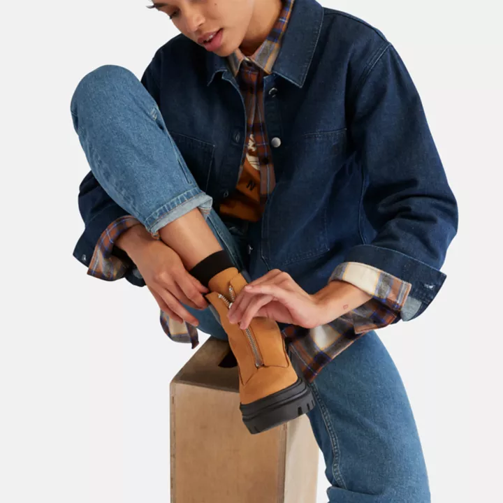 Calça jeans feminina de cintura alta em cânhamo azul claro.