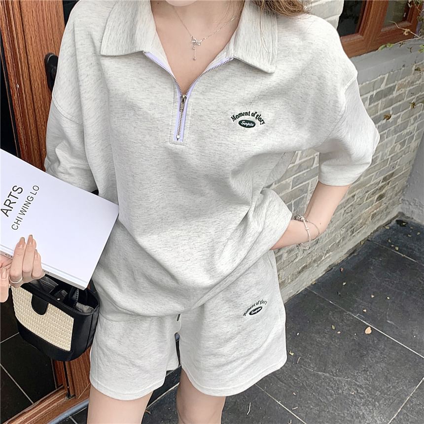 Lucuna - Set: Poloshirt met halve rits en elleboogmouwen en tekstprint + joggingbroek