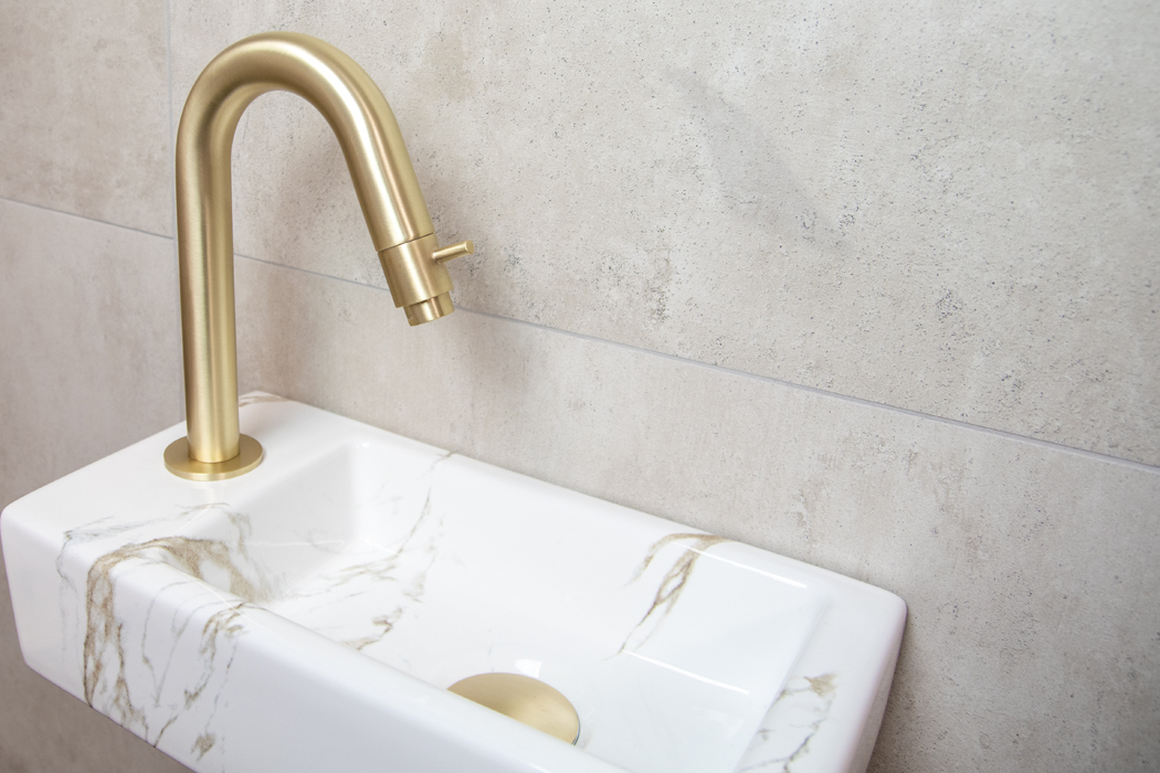 Mueller Mini Apa fonteinset links met wit marmeren fontein en gebogen gouden kraan