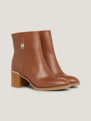 Botas de salto médio em couro com detalhes em metal