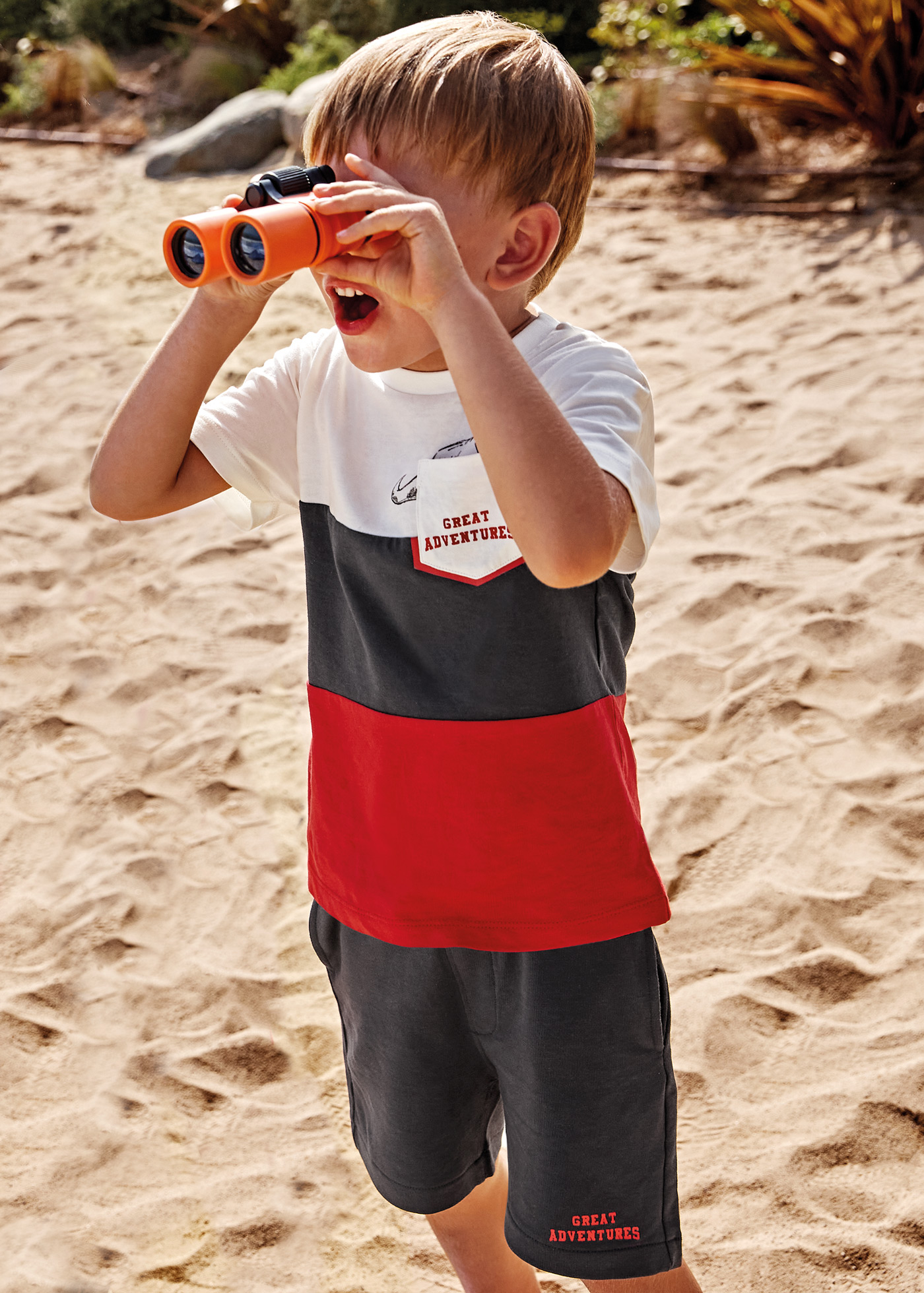 Conjunto infantil masculino com estampa em algodão sustentável.