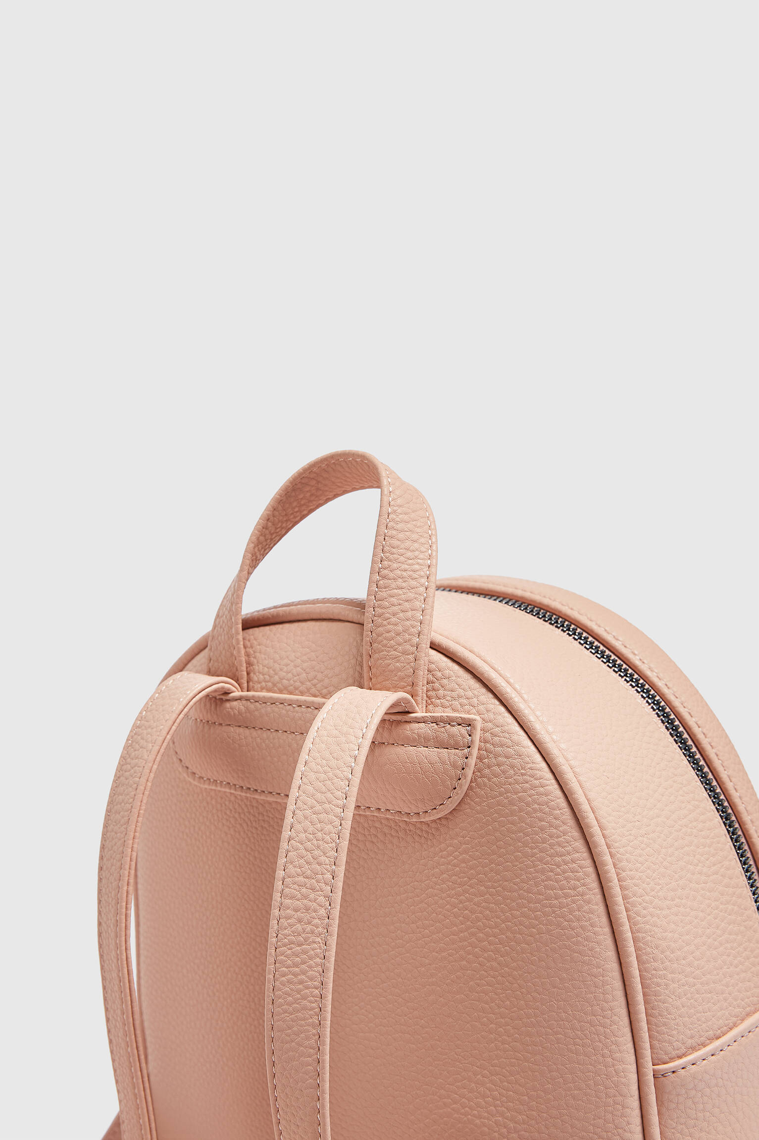 MOCHILA URBANA COM DETALHE DE BOLSO - MAQUIAGEM