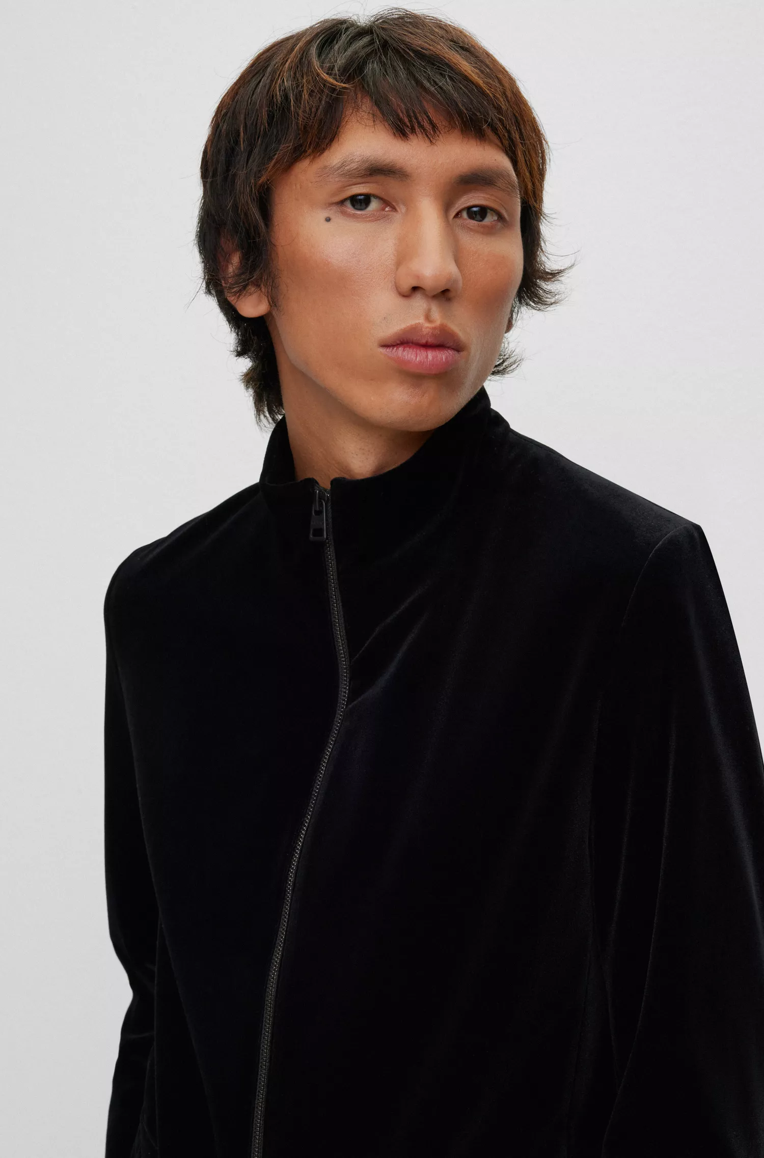 Jaqueta HUGO vermelha, extra slim fit, em veludo elástico.