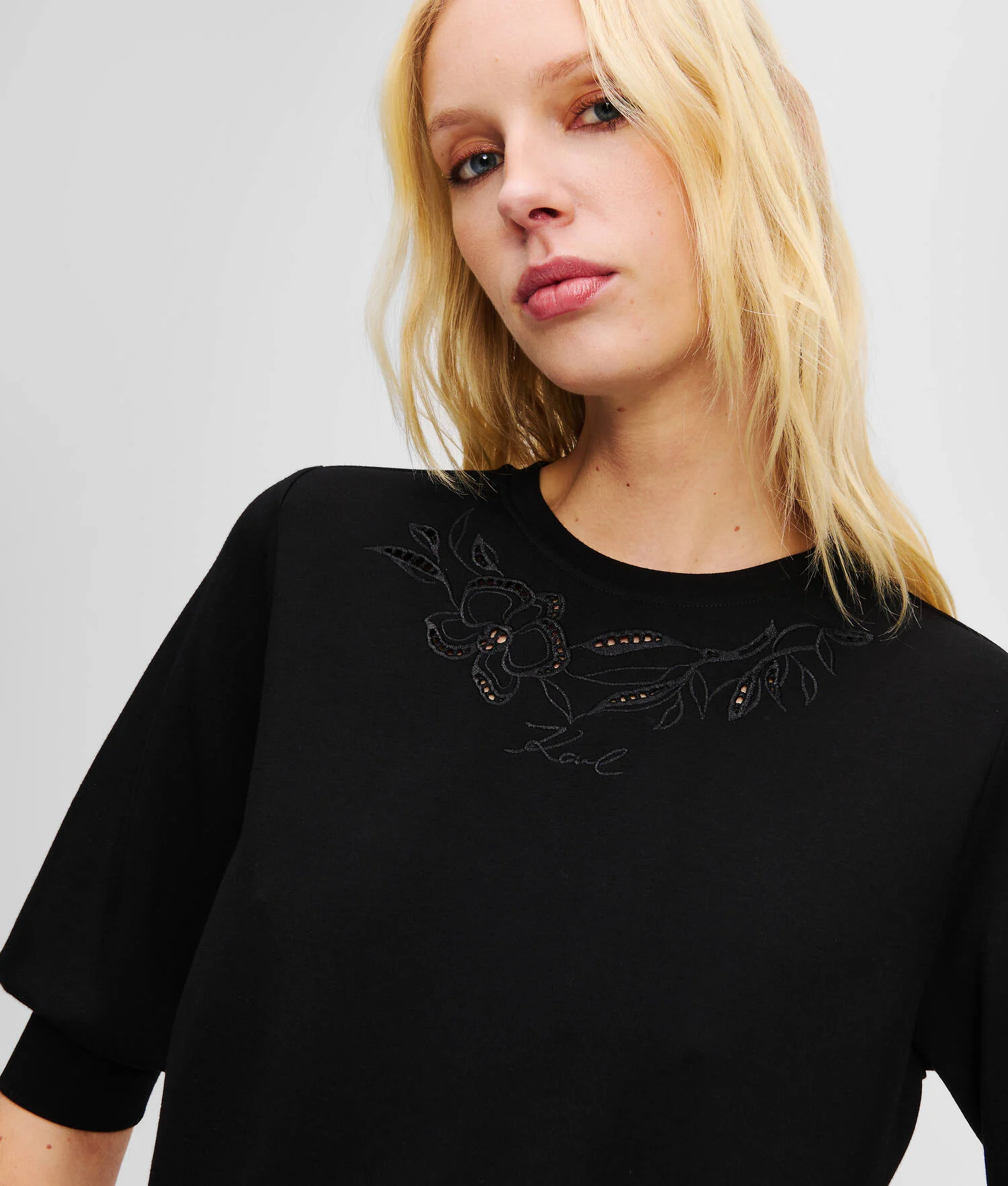 SWEAT-SHIRT AVEC ORCHIDÉE BRODÉE - Noir