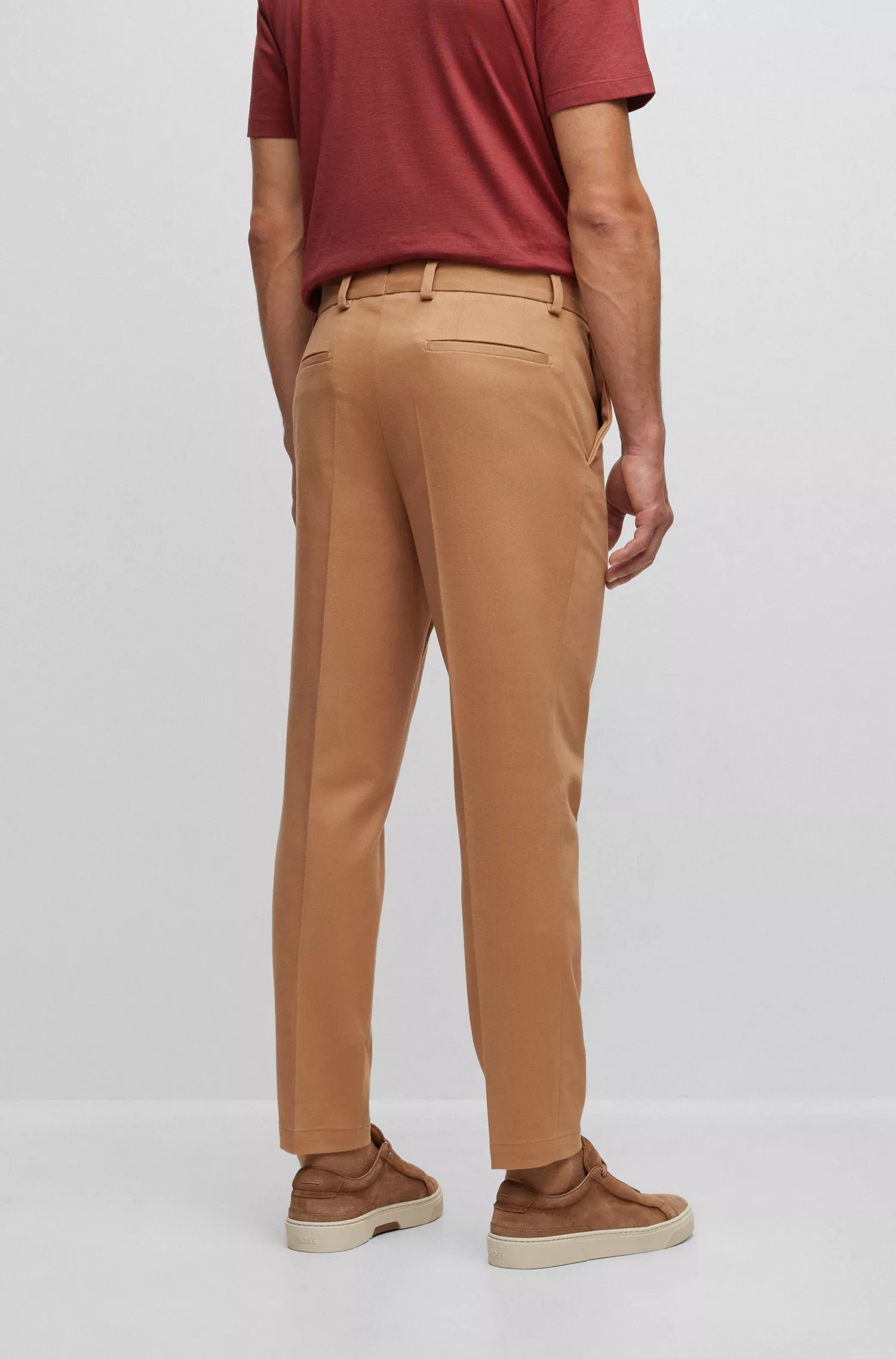 Calça BOSS Camel de corte afunilado em algodão elástico com cashmere.
