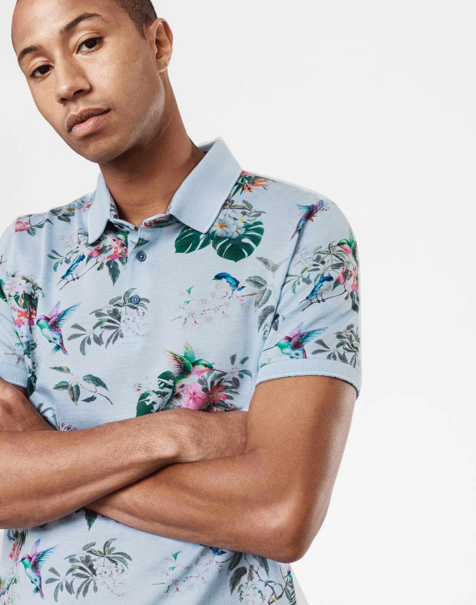 Polo bleu ciel motif tropical 