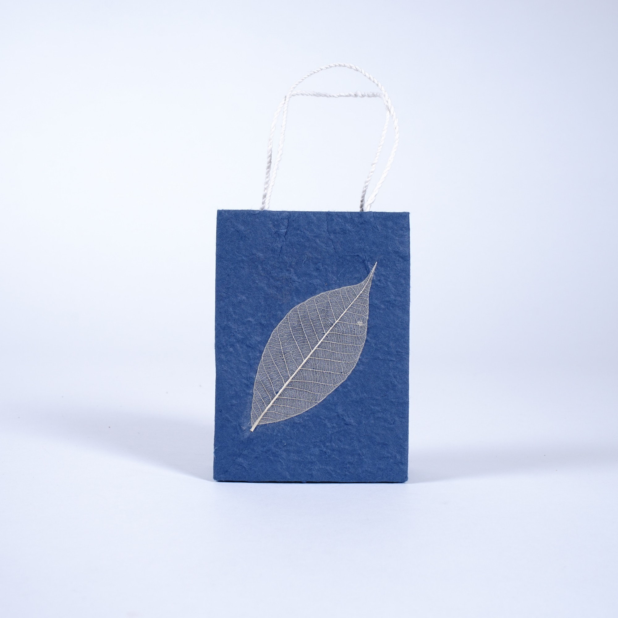 Tasche aus handgeschöpftem Papier, dunkelblau, L 11,5 cm, B 5 cm, H 16 cm günstig bestellen