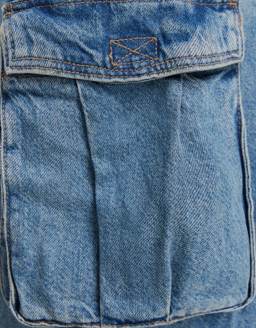 Calça cargo com vários bolsos