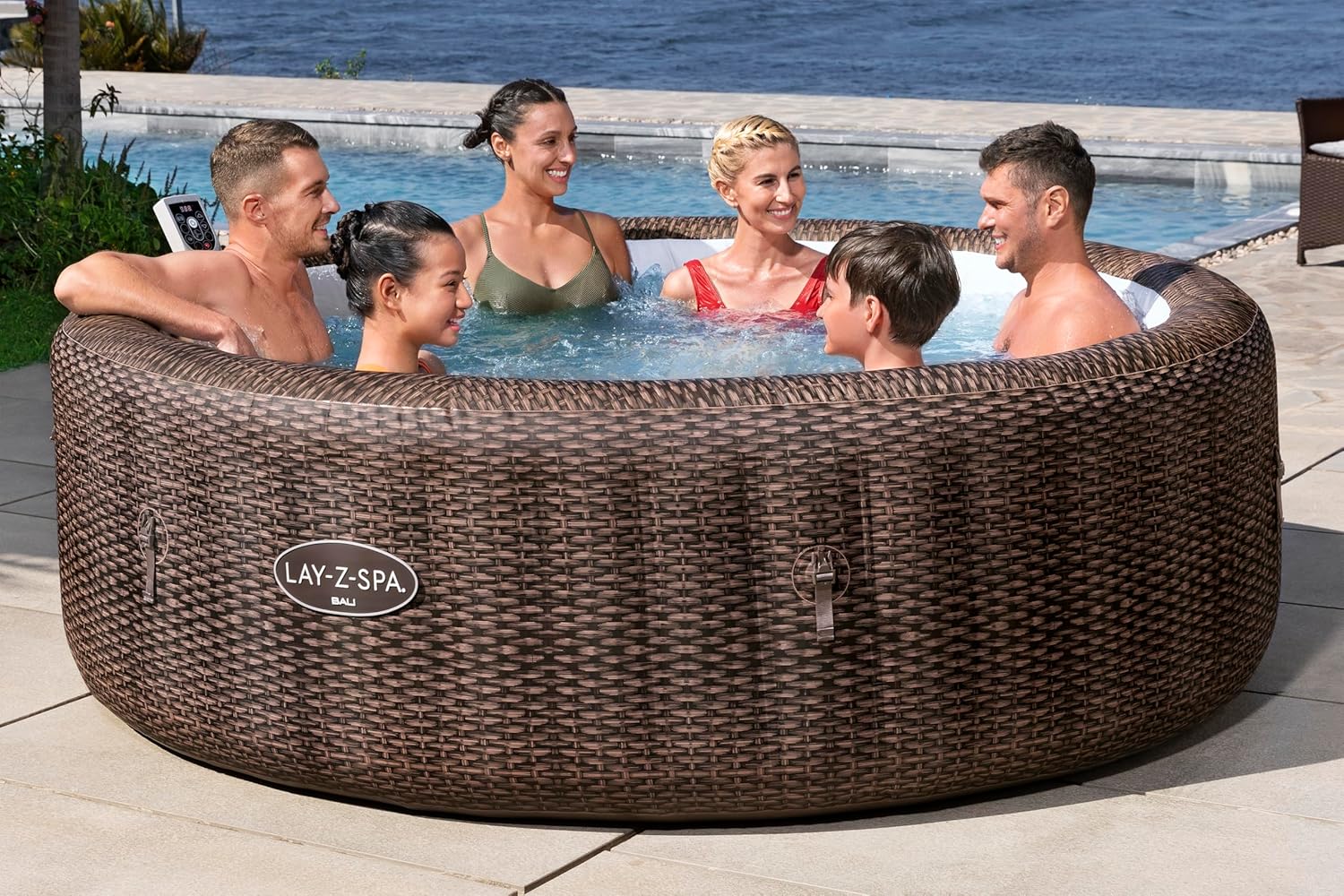 Bestway® Lay-Z-SPA® Energiespar-Whirlpool Bali AirJet™ mit App-Steuerung + integrierter UltraFit™ -Pumpeneinheit, für 7 Personen Ø 216 x 71 cm, Rattan-Optik (Schokobraun)