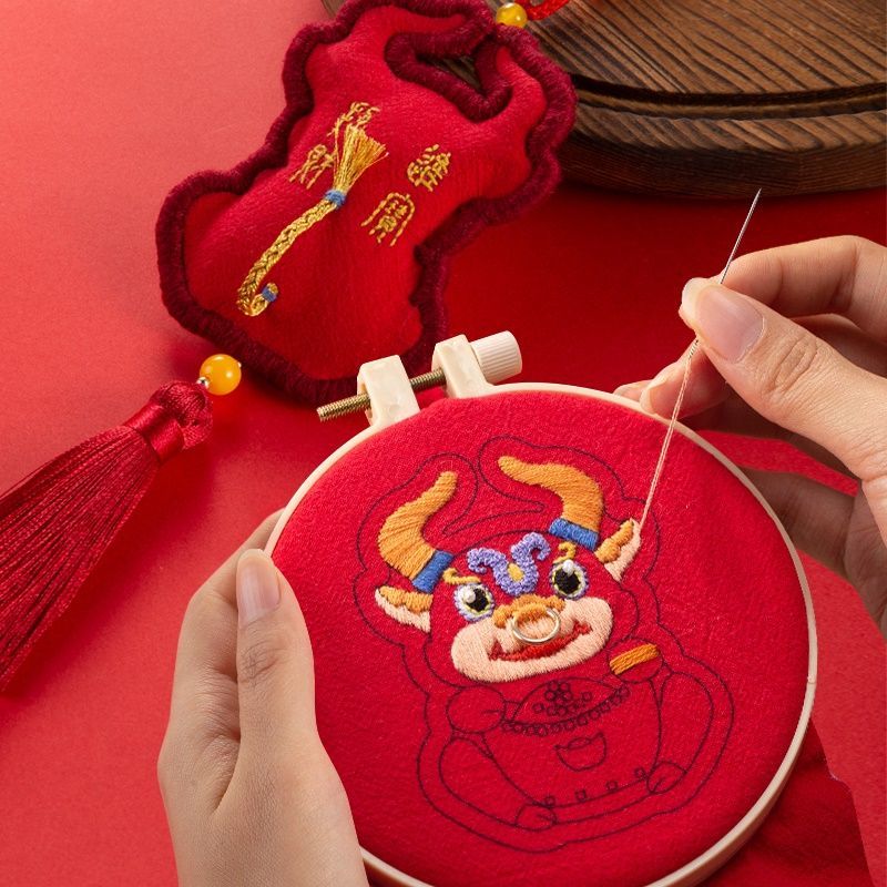 Embroidery Kingdom - DIY borduurpakket met koeienamulet