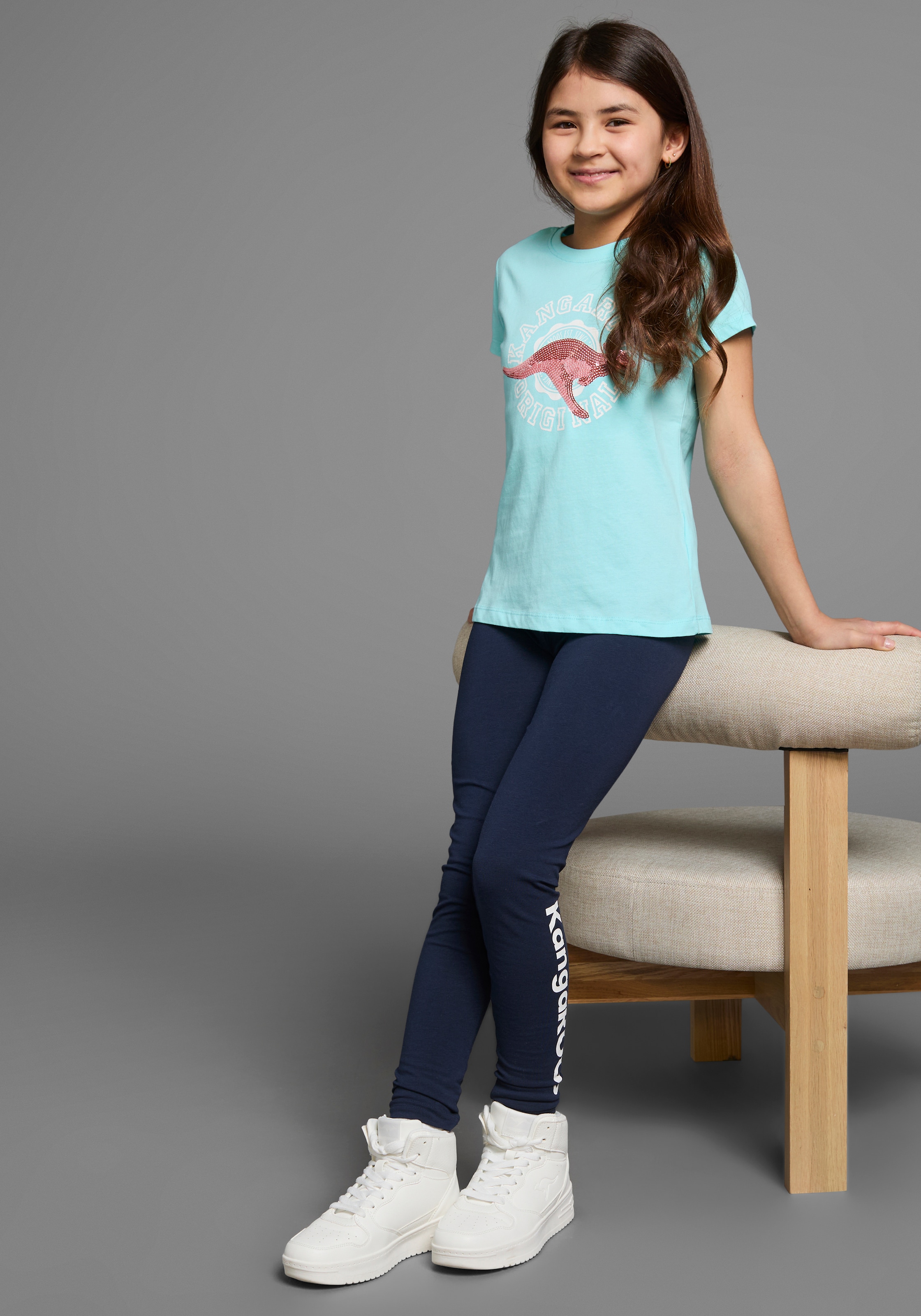 KangaROOS T-Shirt »mit Paillettenapplikation« Kurzarm,  taillierter Schnitt,  mit Logodruck und Pailletten