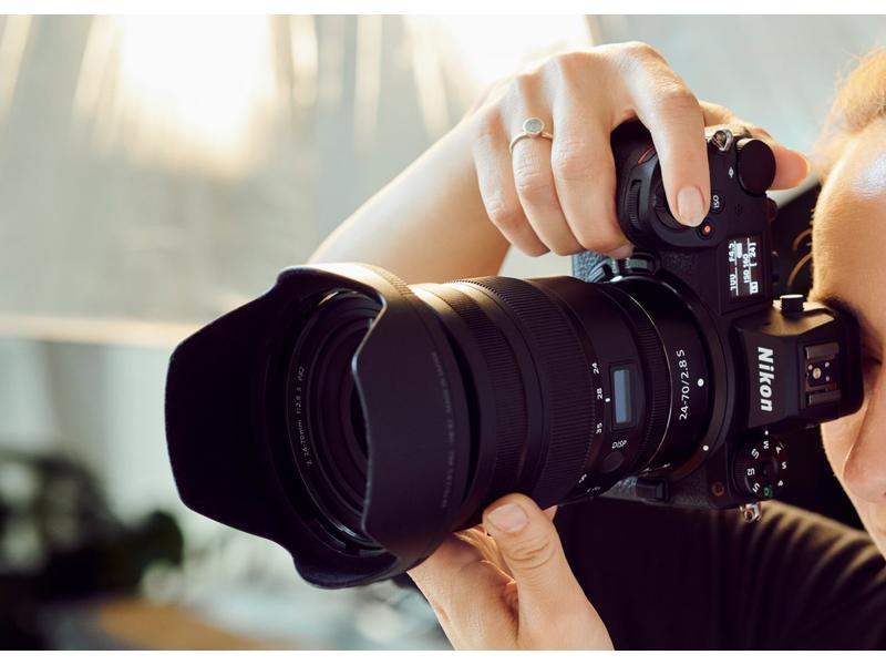 Nikon Fotokamera Z8 24-70 KIT Vollformat-Hybridkamera mit professionellem f/2.8 Standard-Zoomobjektiv