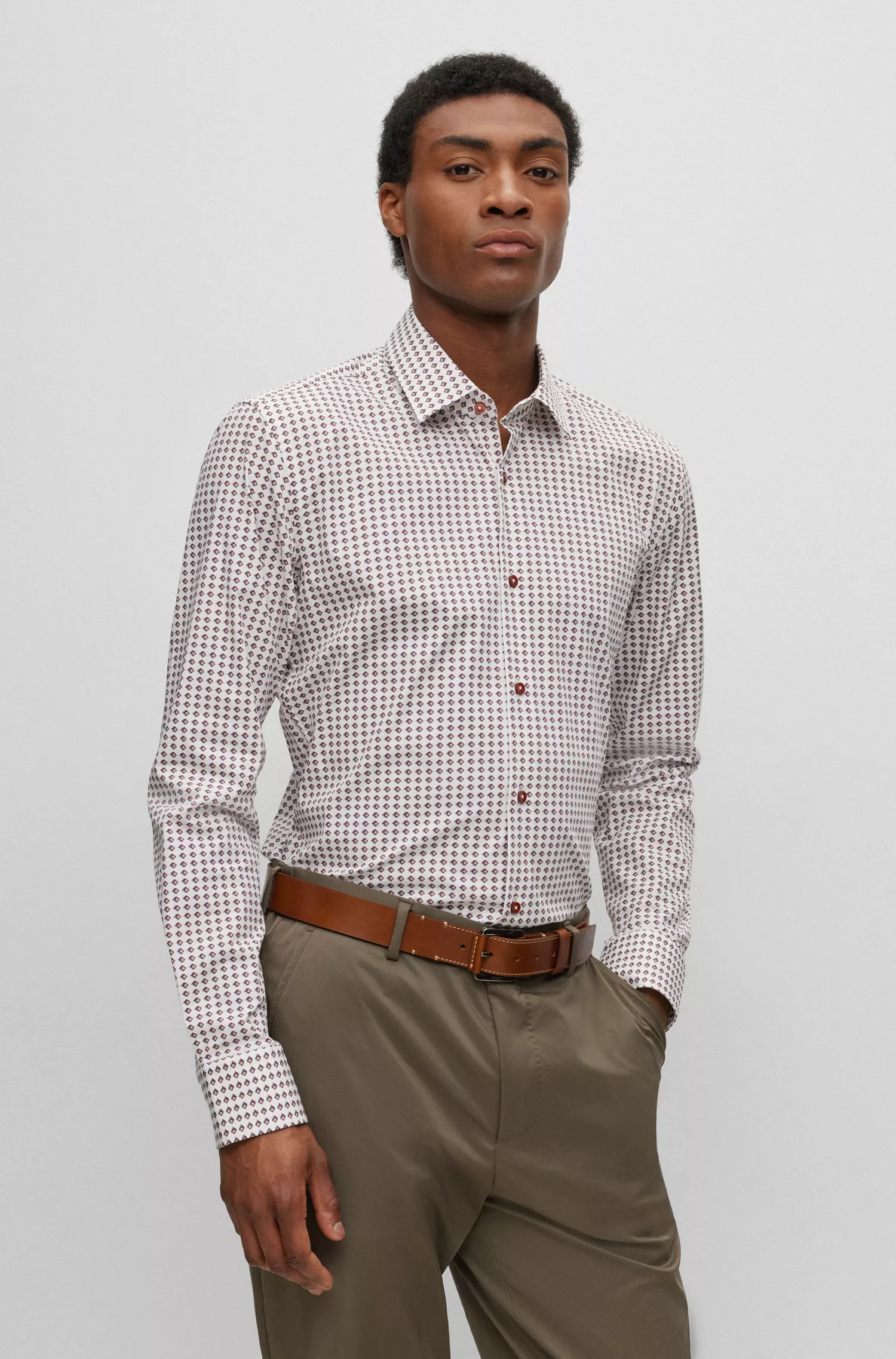 Camisa BOSS preta de corte slim em algodão elástico estampado.