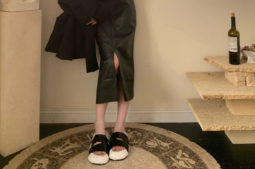 Okalpis - Lange mouwen V-hals effen gebreide top / Kunstleren midi-rok met hoge taille en split