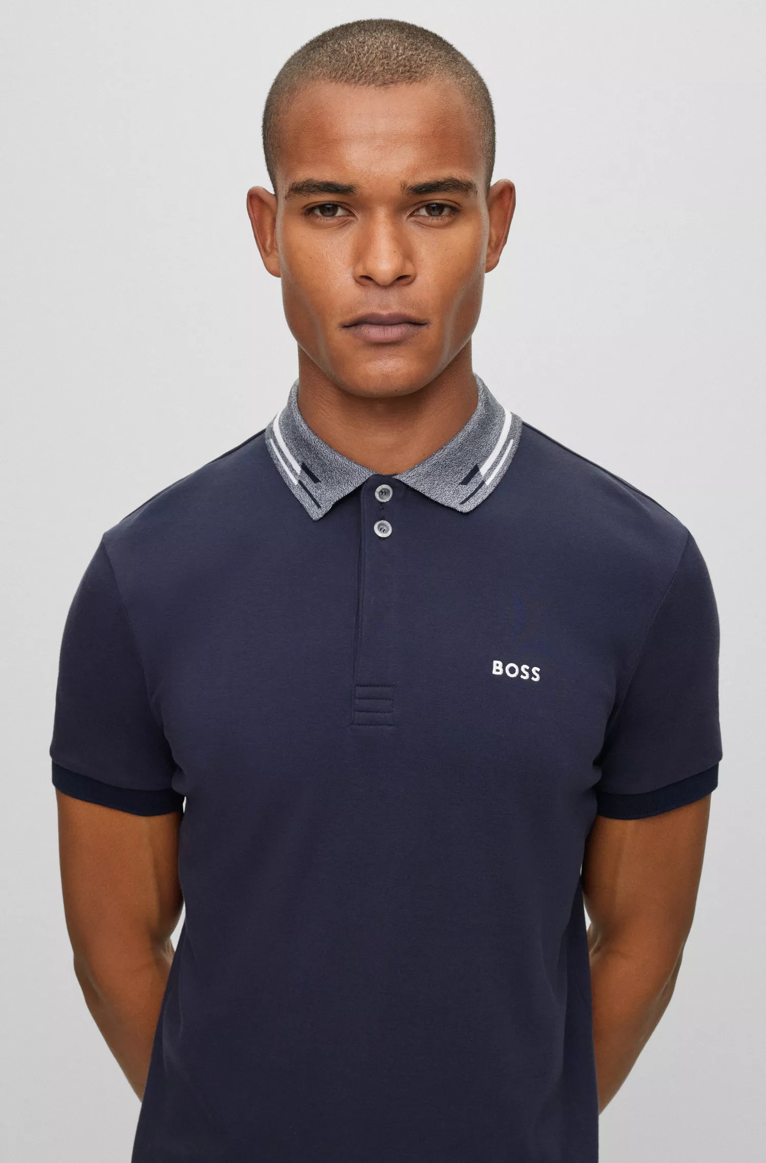Camisa polo BOSS verde em algodão interlock com logotipo bordado.