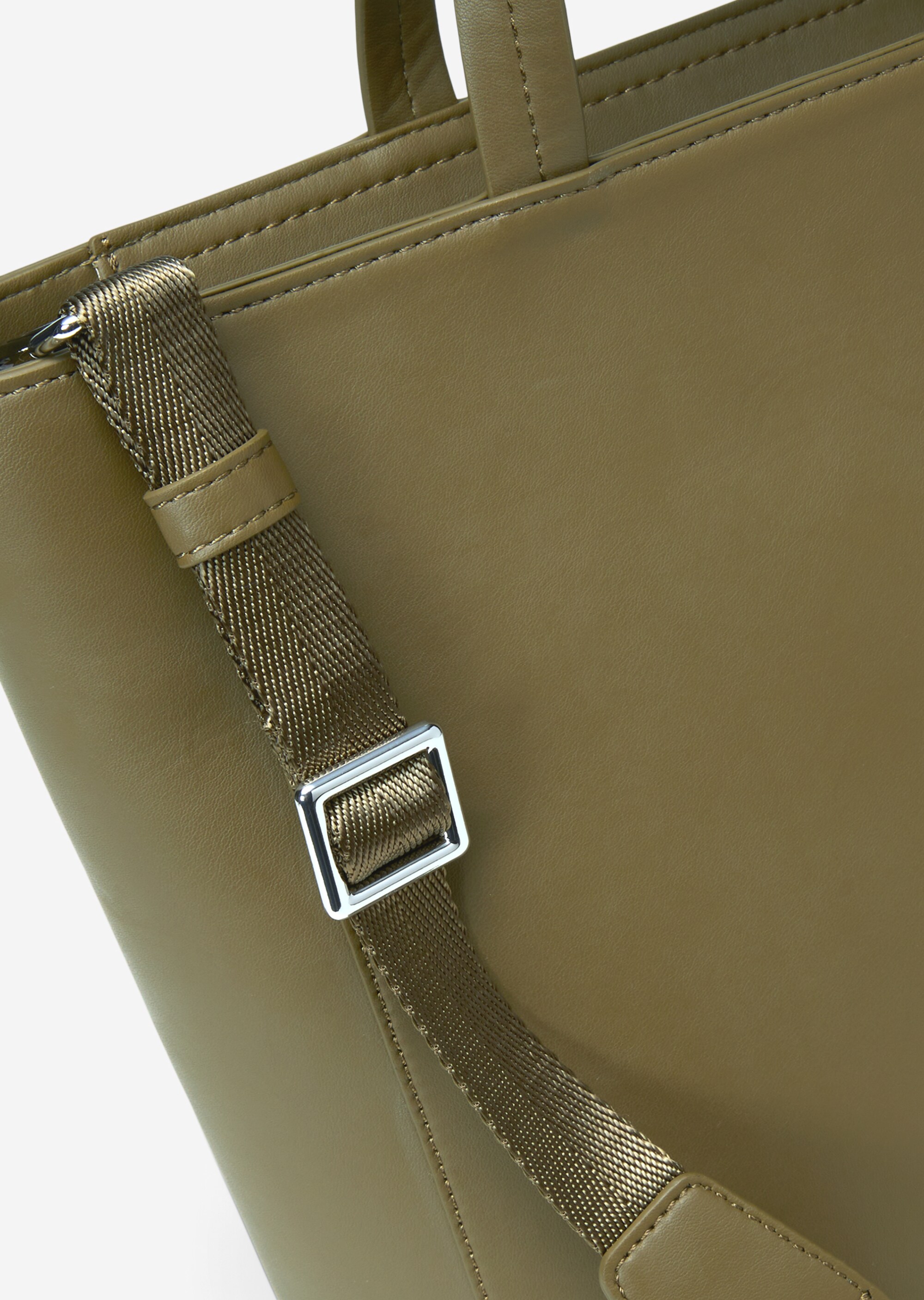 Shopper aus einer Lederalternative aus recyceltem Polyester