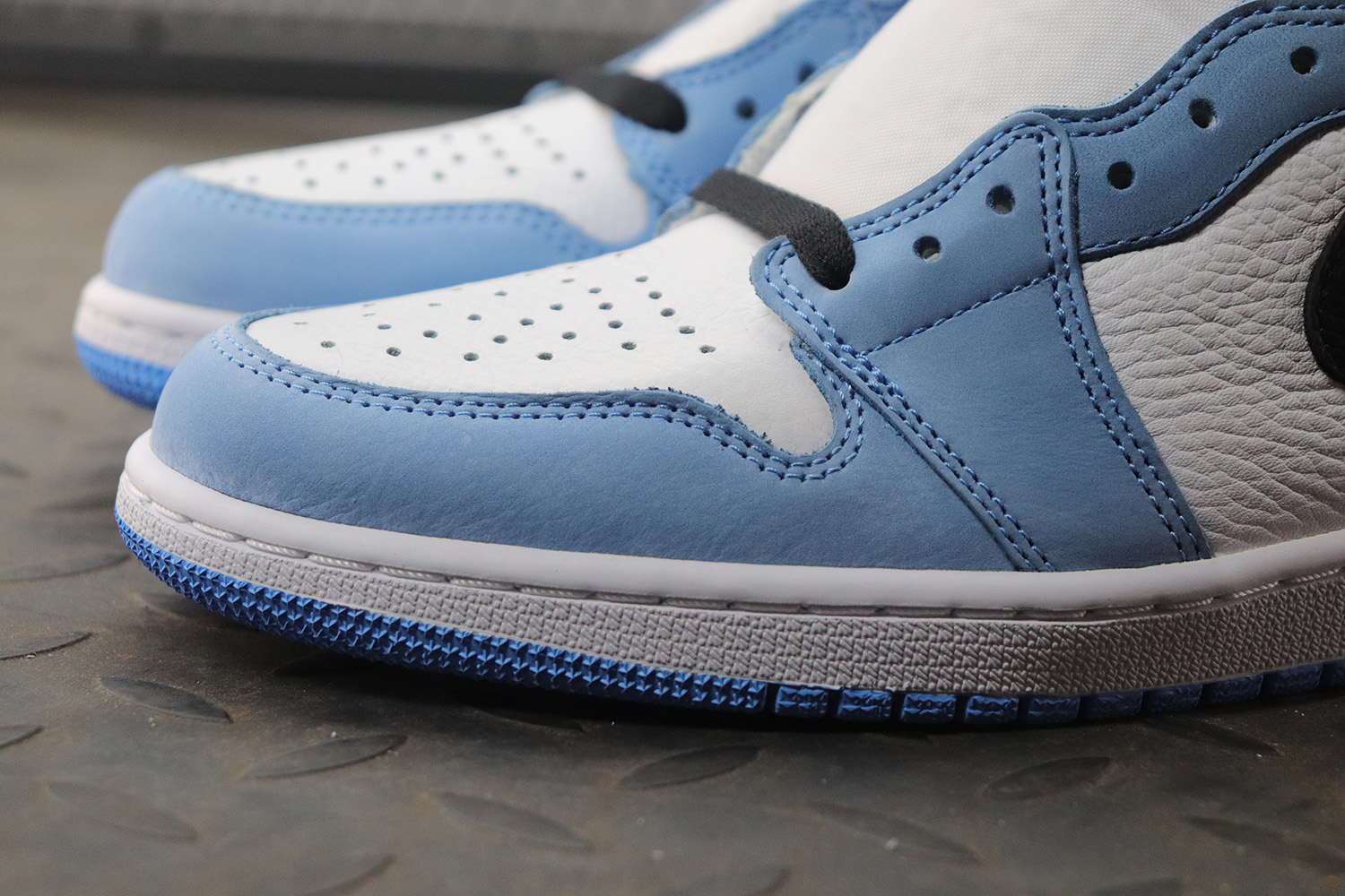 Jordan 1 Retro High White University Blue Black