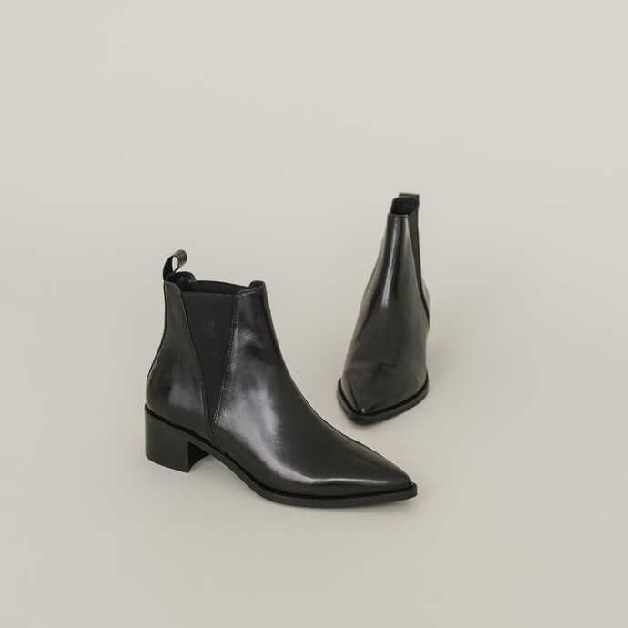 Bottines à talons et bouts pointus  en cuir noir