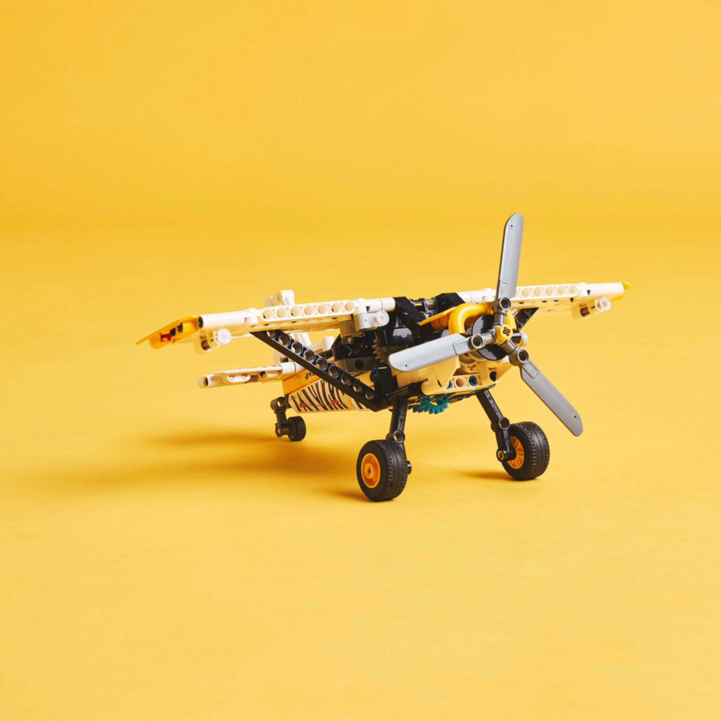 LEGO® Technic 42198 Propellerflugzeug ab 8 Jahren
