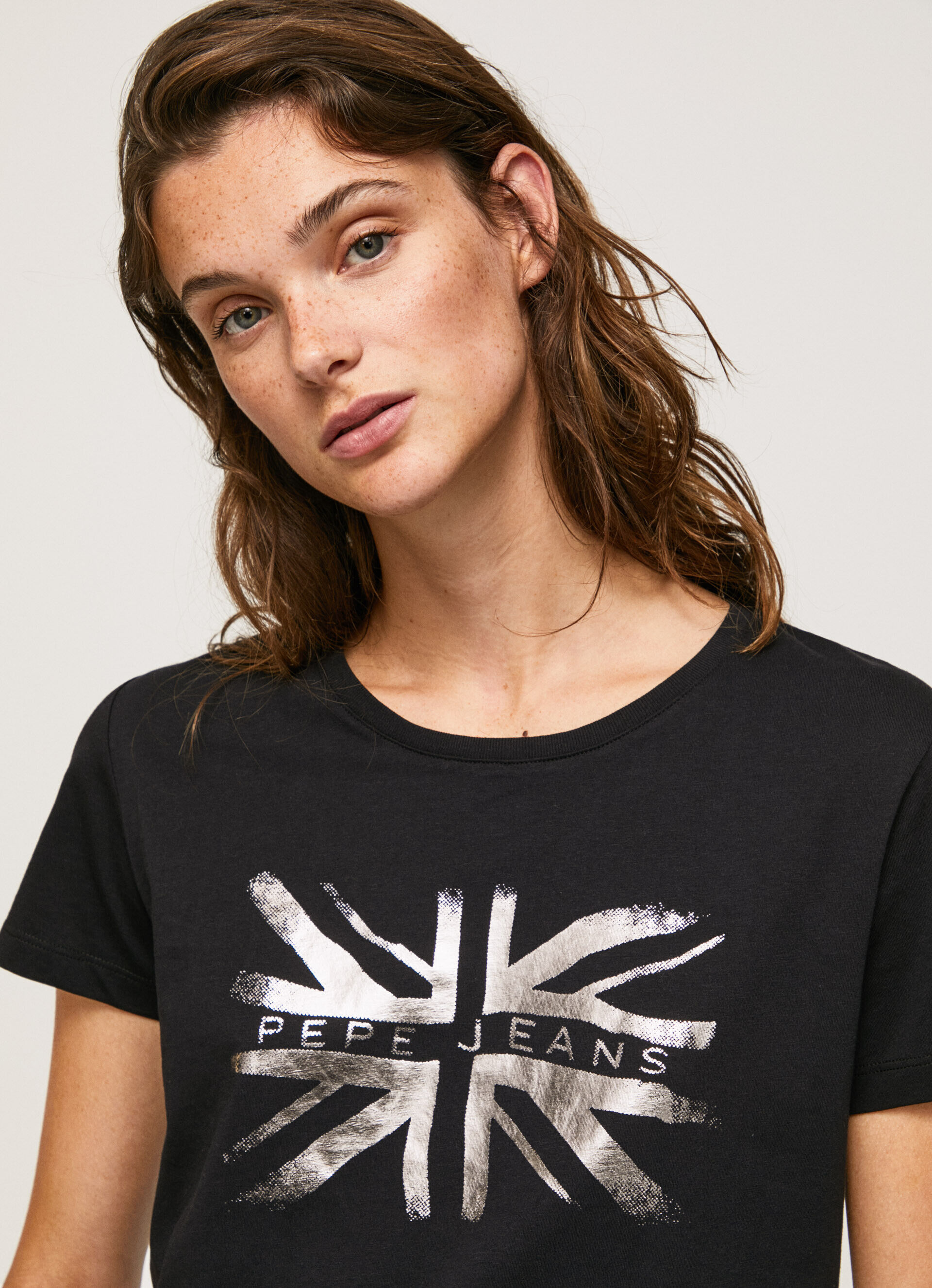 Camiseta de algodão com logo metálico - preta