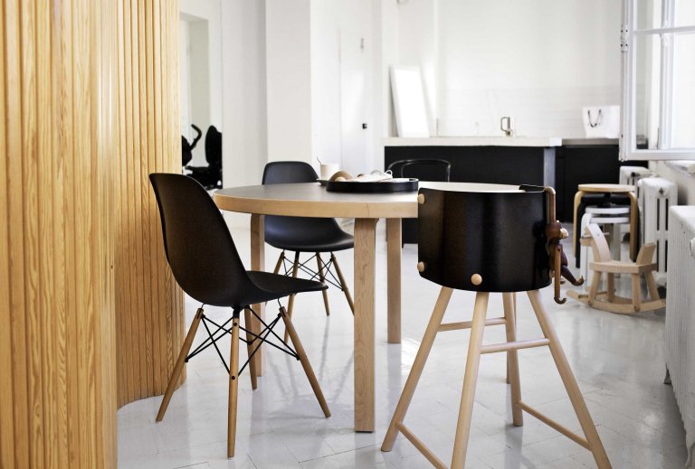 Vitra Eames DSW stoel met essen onderstel, Pebble