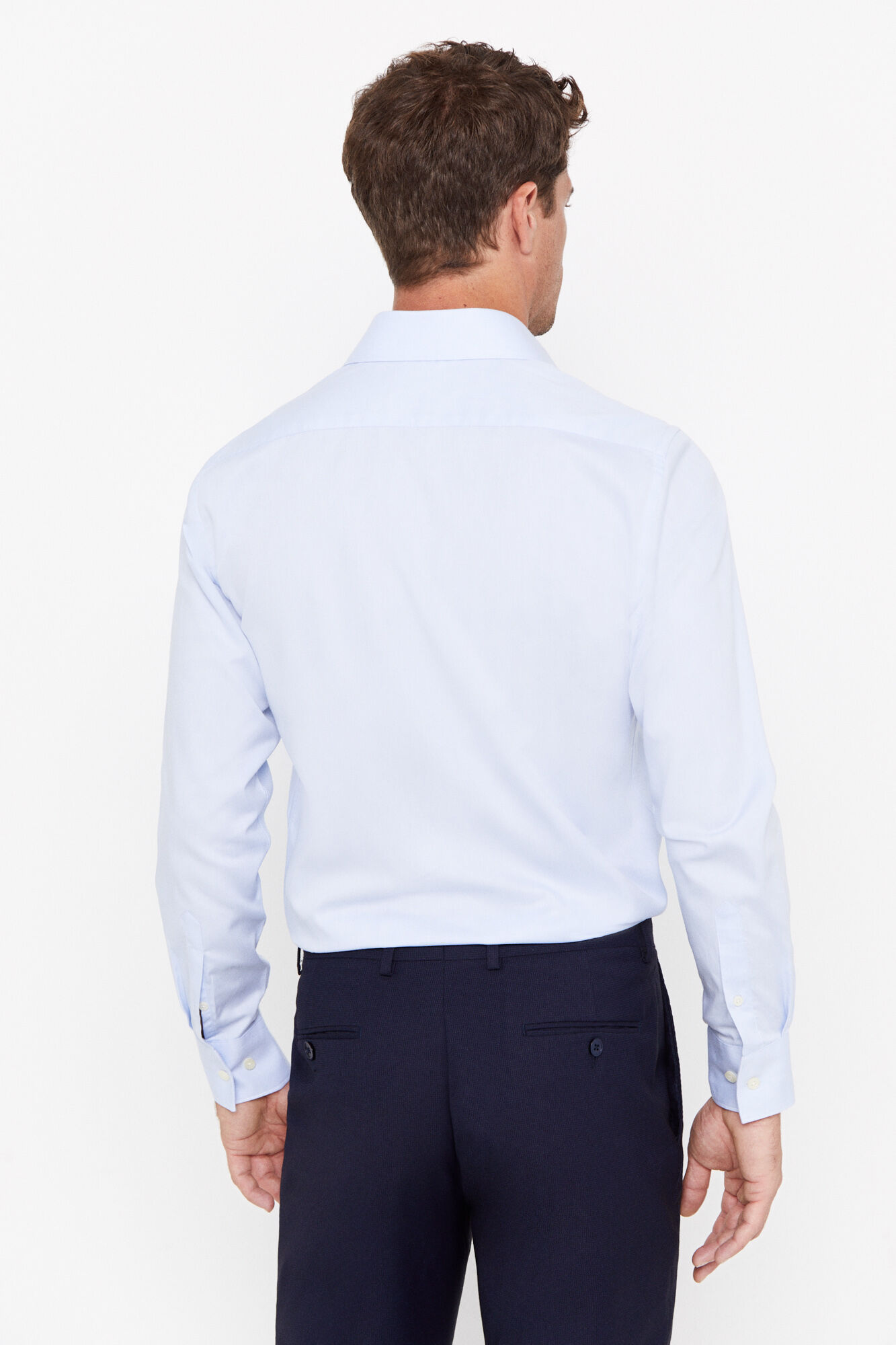 Camisa social com estrutura fácil de passar