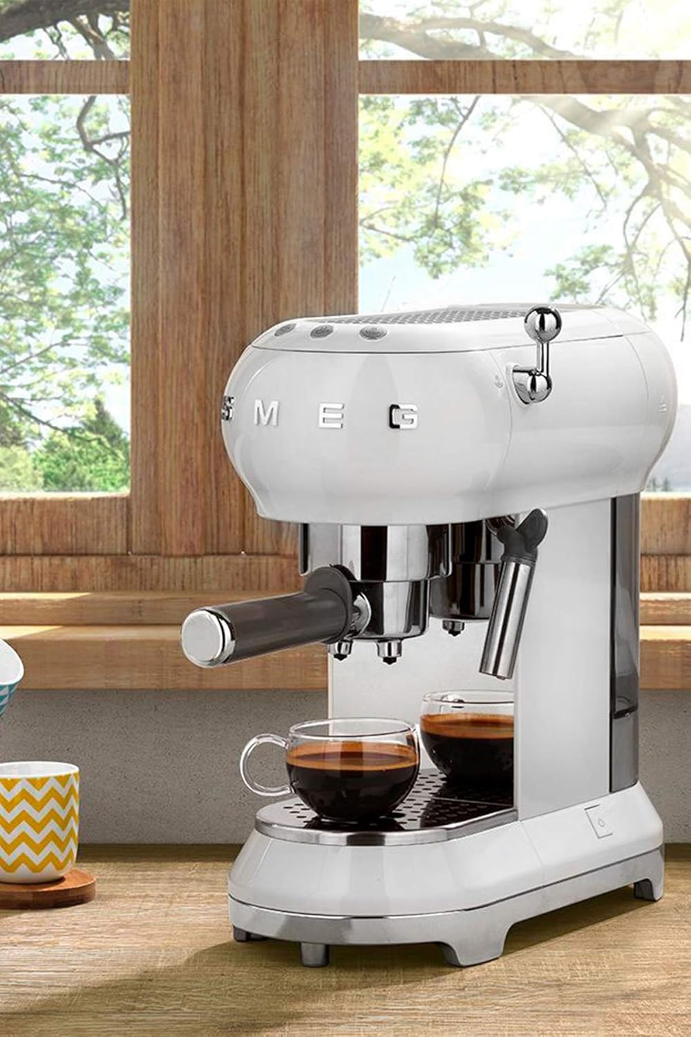 Smeg, ECF01WHEU Manual Espresso -Maschine, Cappuccino -System, Thermoblock, große Tassengehäuse und Doppelkaffeefunktion, 1 l Wassertank, kompakte Abmessungen, 1350W, Weiß