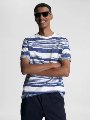 Camiseta de tecido texturizado com listras artesanais