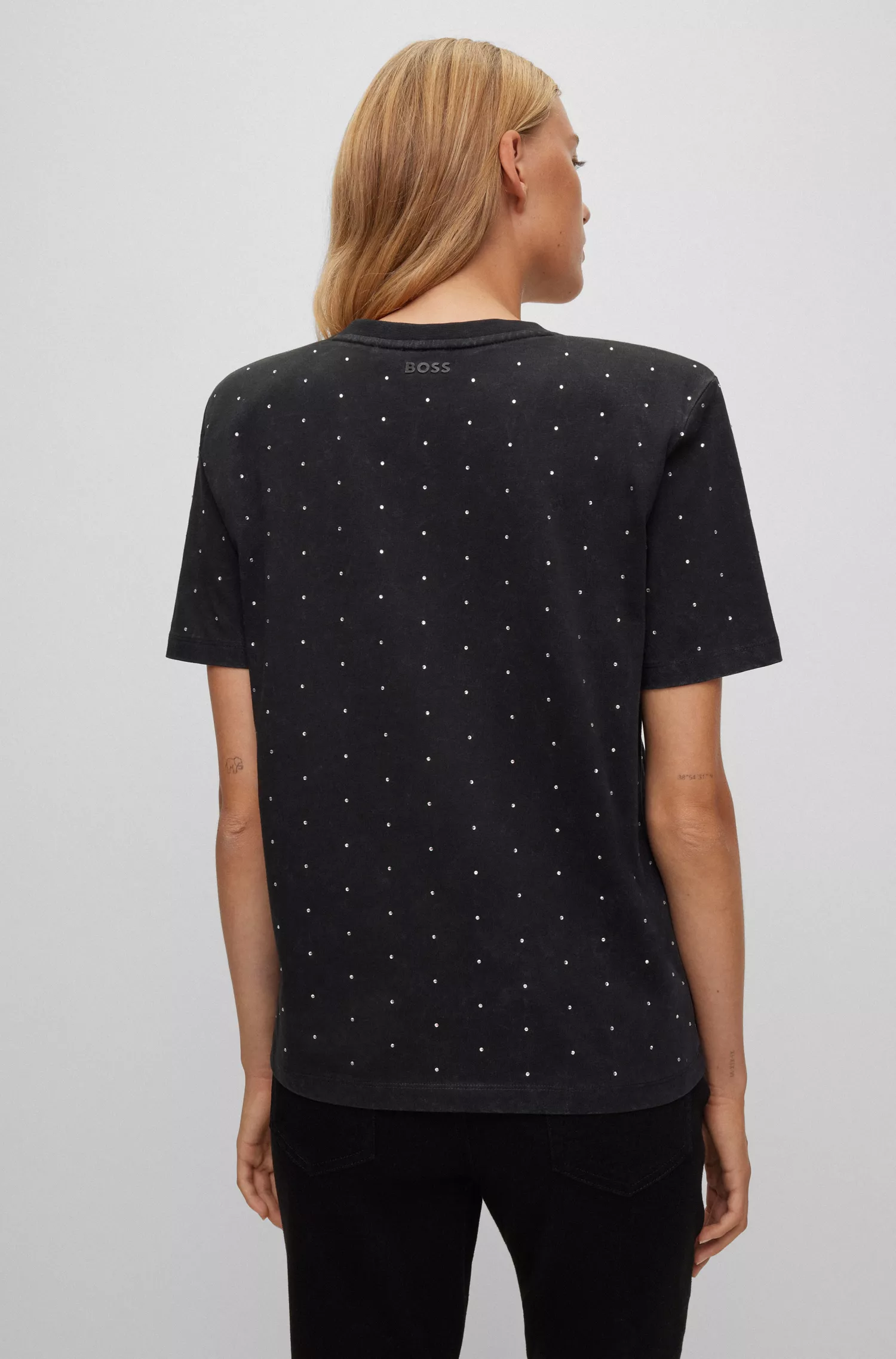 Camiseta BOSS laranja, corte slim, lavagem ácida e com aplicações de cristais.