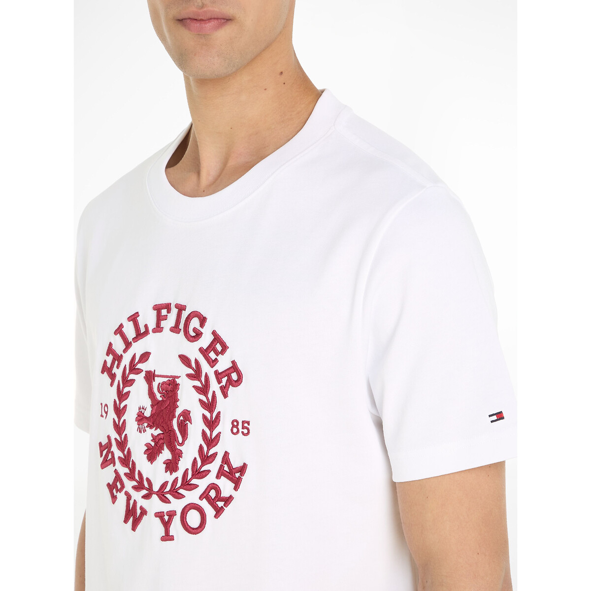 Camiseta TOMMY HILFIGER com gola redonda e logotipo.