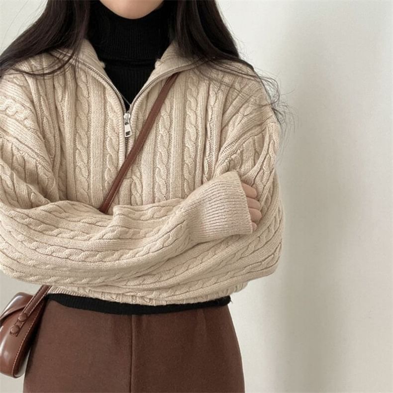 MIKIGA - Gebreide cropped trui met halve rits en kabelmotief