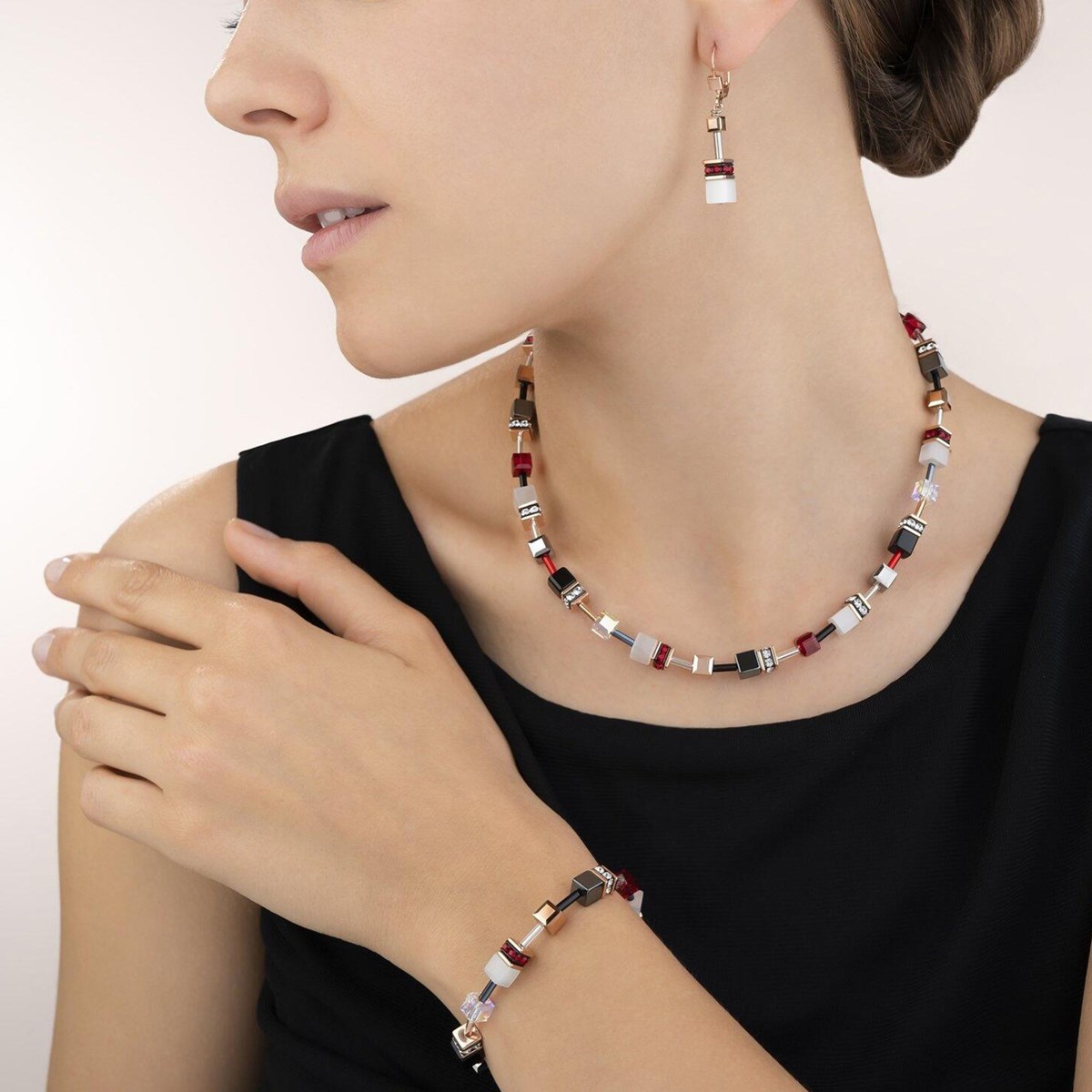 Collier Coeur de Lion Géocube perles carréestons rouges, noirs, blancs