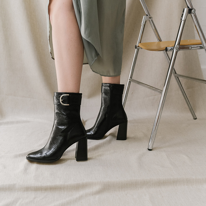 Bottines à talons et boucles  en cuir brillant noir