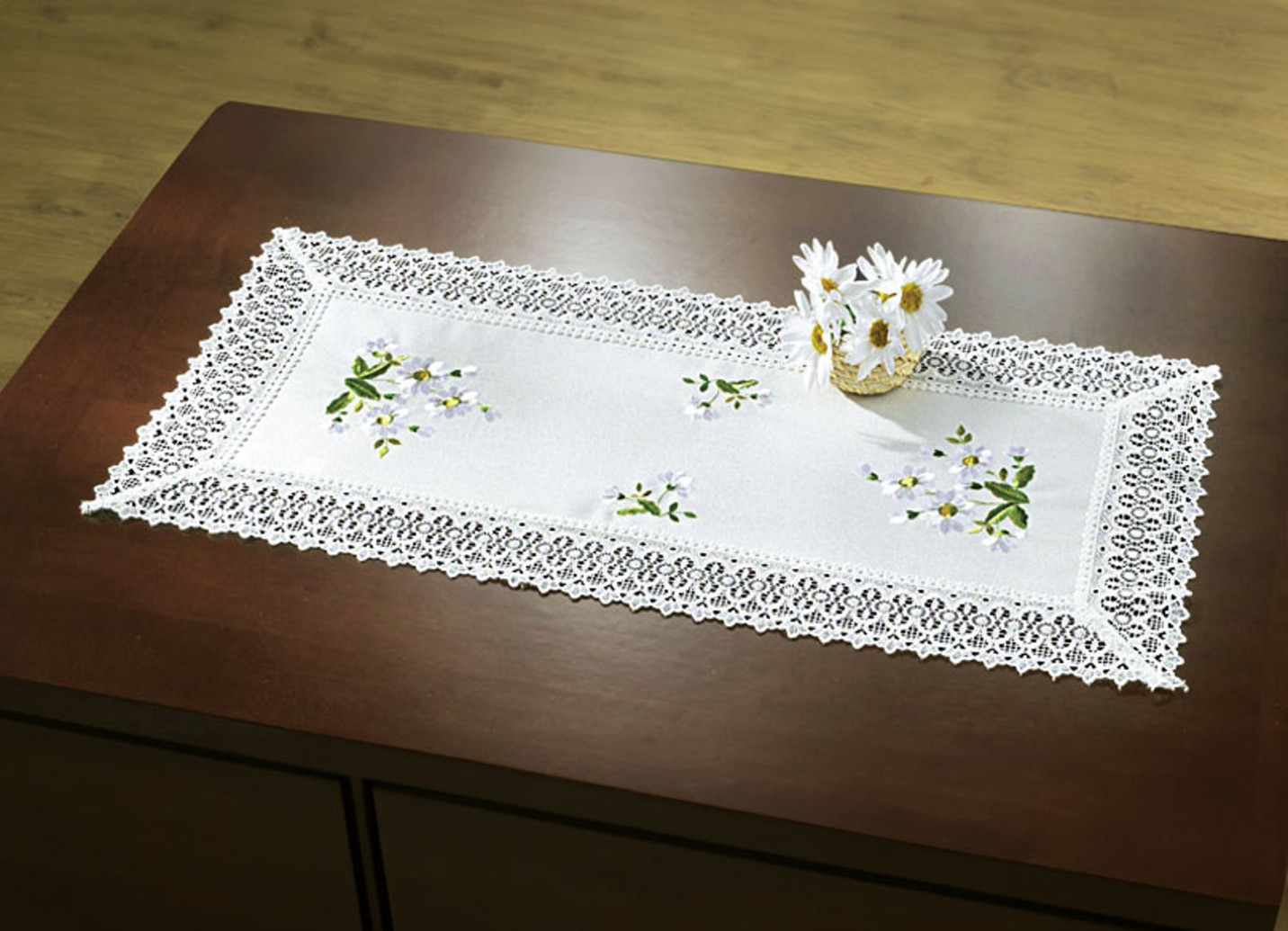 Pflegeleichte Tisch- und Raumdekoration mit Gänseblümchen-Stickerei