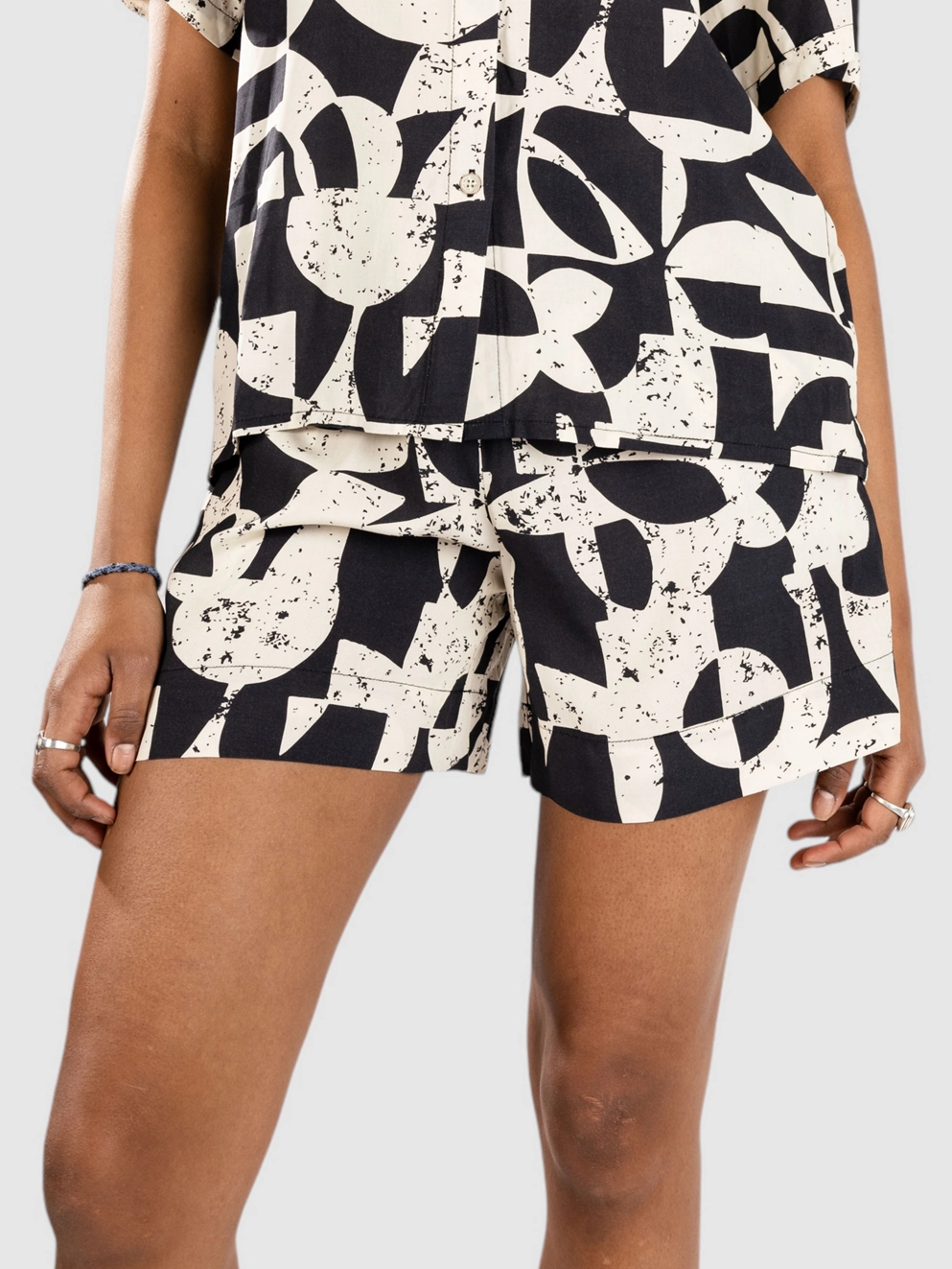 Iriedaily Lucie Shorts black white