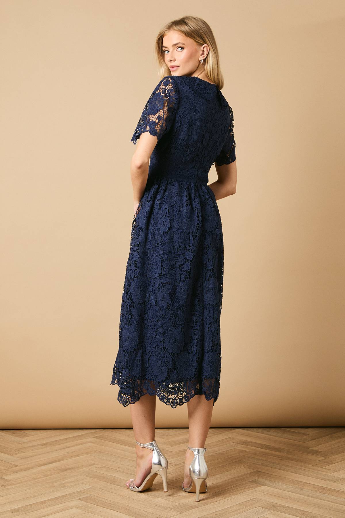 Oasis Robe Mi-Longue à Col en Dentelle pour Occasions Spéciales