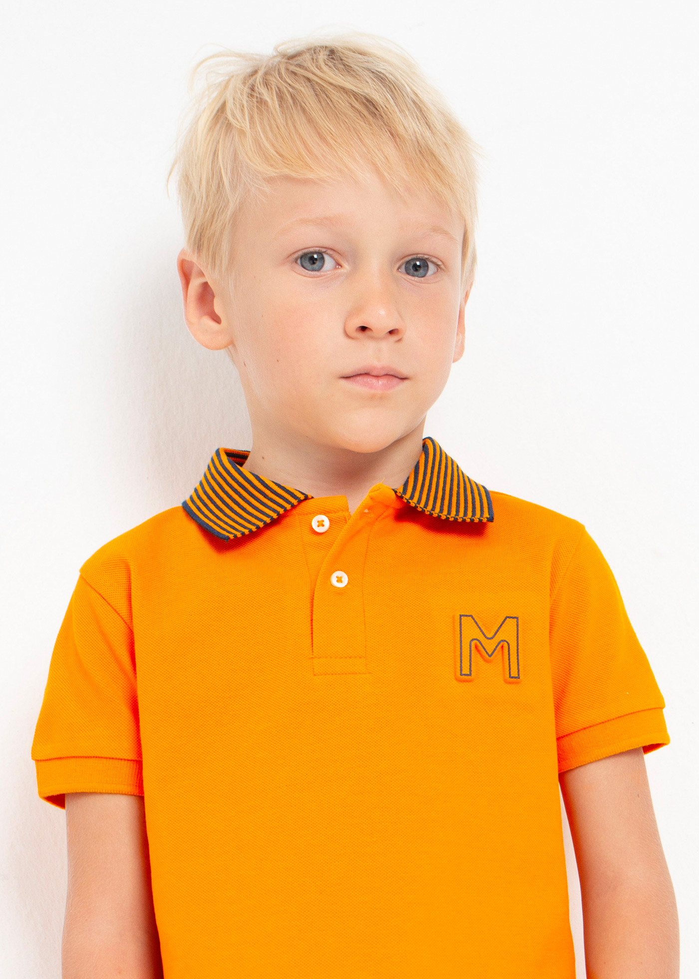 Camisa polo de manga curta feita com algodão sustentável para meninos