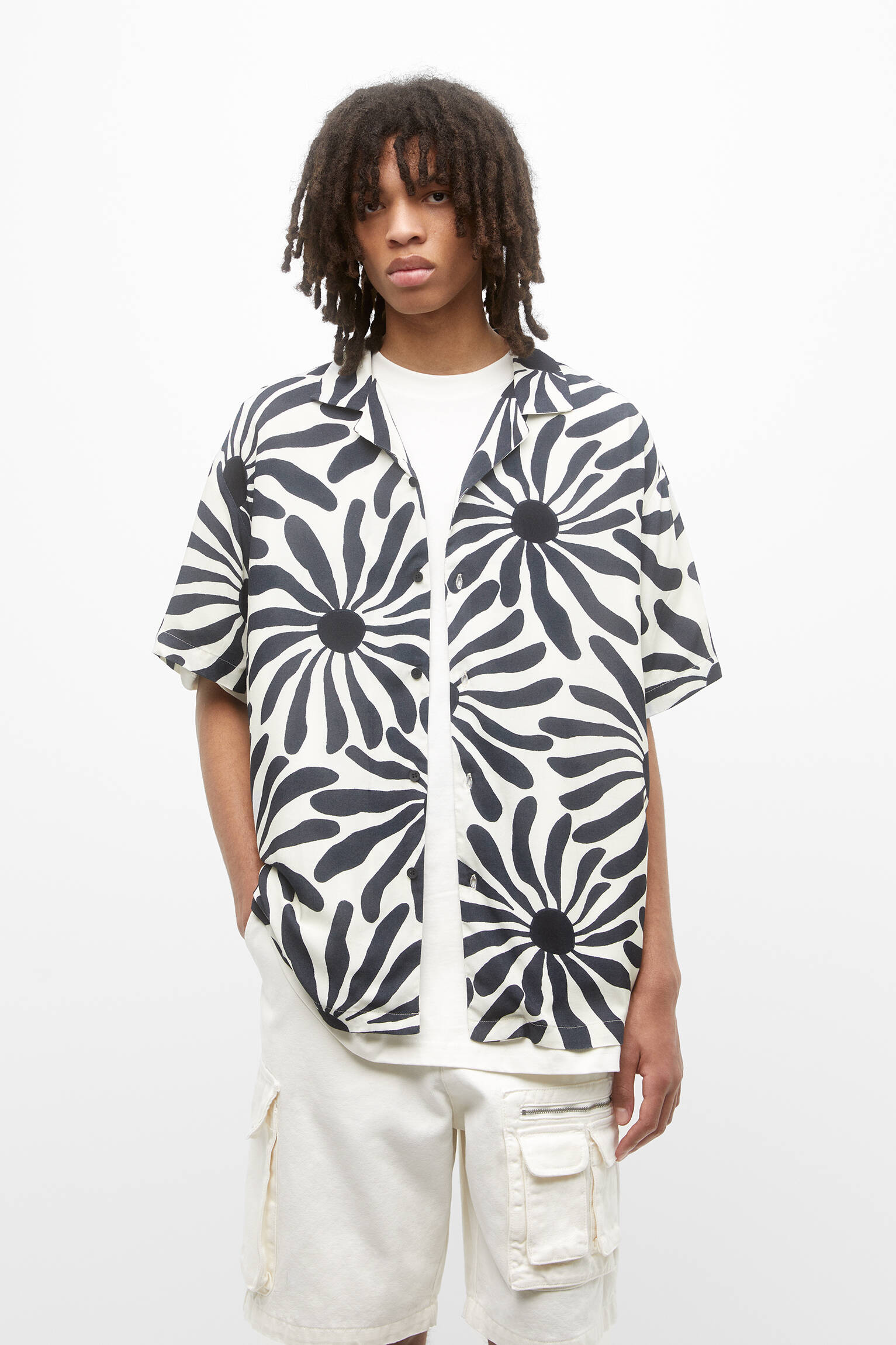 CAMISA FLORAL DE MANGA CURTA - BRANCA SUJA