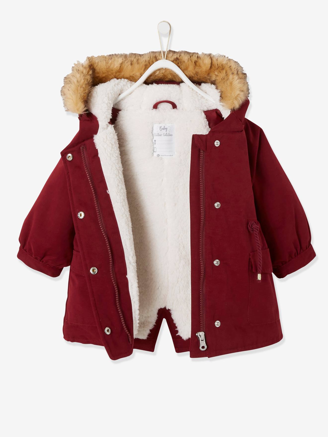Parka com capuz contornado em pele sintética, listrada em vermelho bebê escuro.